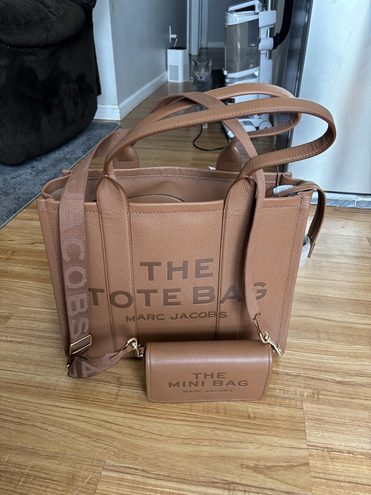 Marc Jacobs Women's The Leather Large Tote Bag customer photo 1