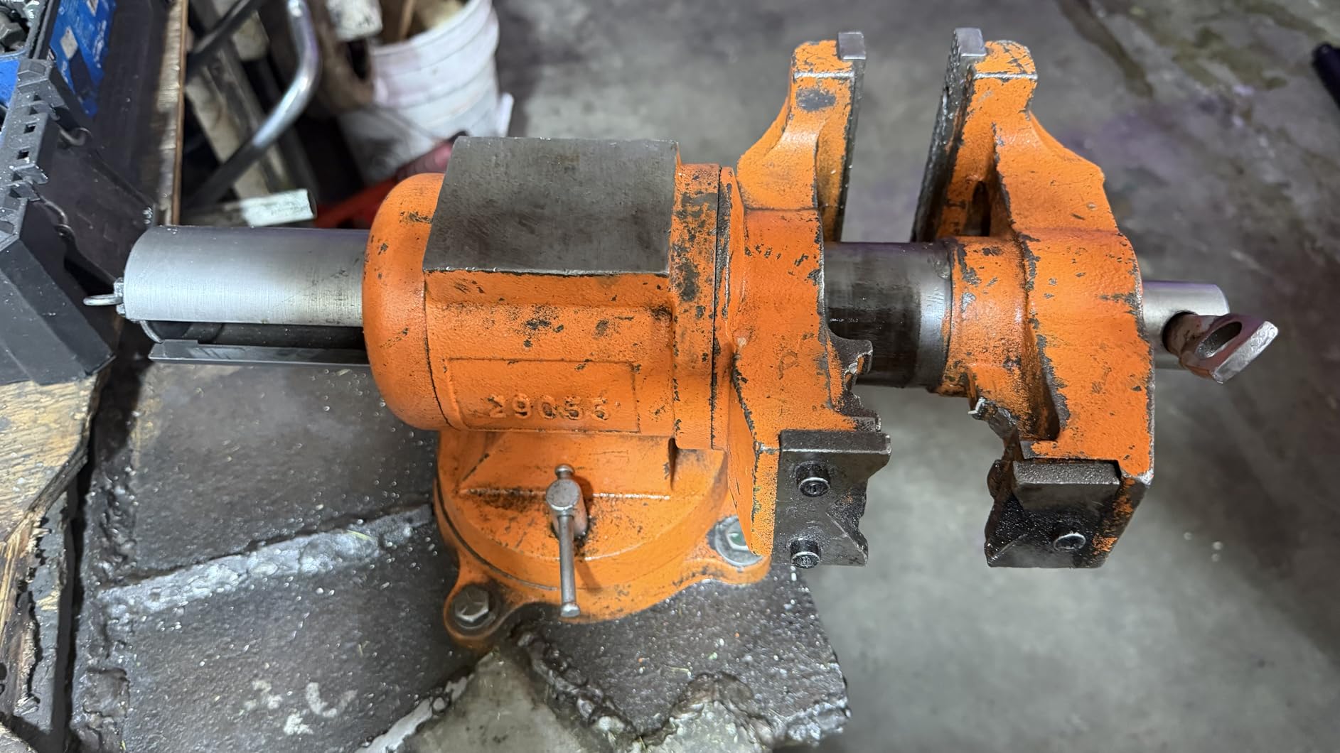 PONY Heavy Duty Bench Vise, 5-inch Jaw Width and Opening, 360-Degree Swivel Base With Anvil, Utility Combination Pipe Home Vise for Woodworking, One-Pair Vise Jaw Pad Included customer photo 1