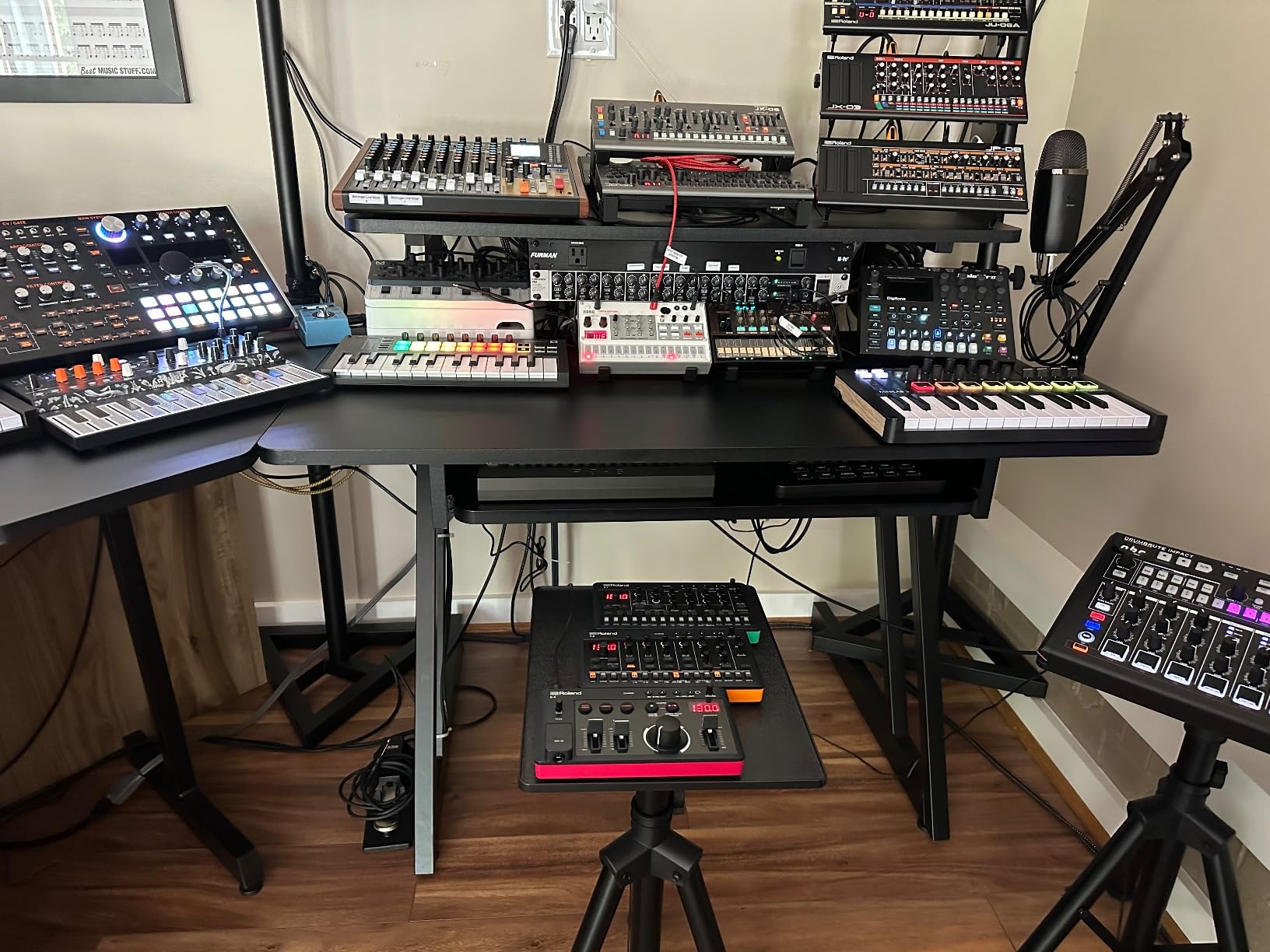 Roland AIRA Compact T-8 BEAT MACHINE | Ultra-Portable Rhythm and Bass Machine with Genuine Roland Sounds | TR-REC Drum Sequencer | Six Rhythm Tracks | Built-in Effects | USB and MIDI Connectivity customer photo 3