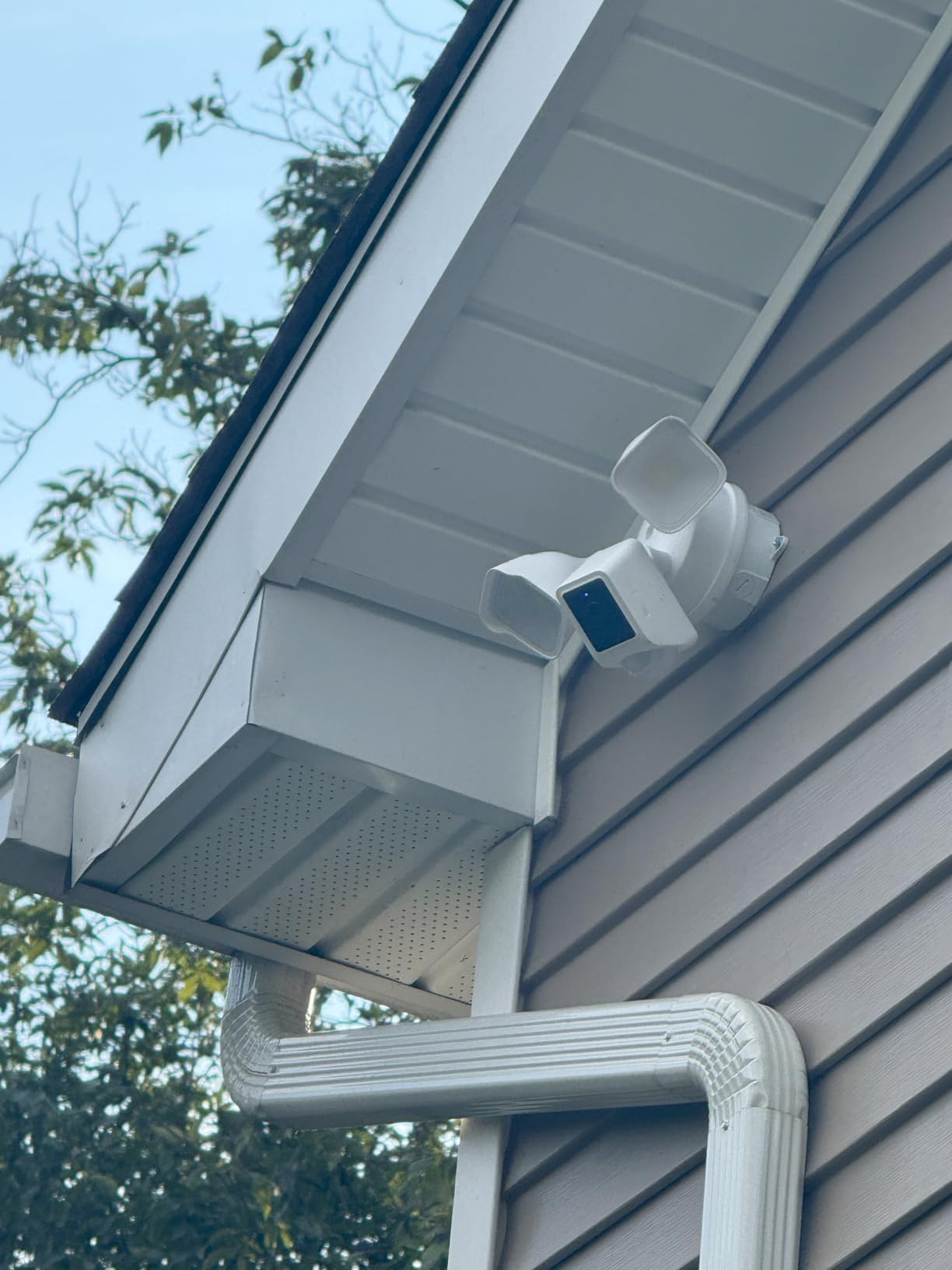WYZE Floodlight Camera v2, Security Camera Outdoor, 2K HD with Color Night Vision, 2800-Lumen LEDs, 160 Degree Wide View, 105dB Siren, Works with Alexa & Google Assistant, Wired, Free Expert Support customer photo 2