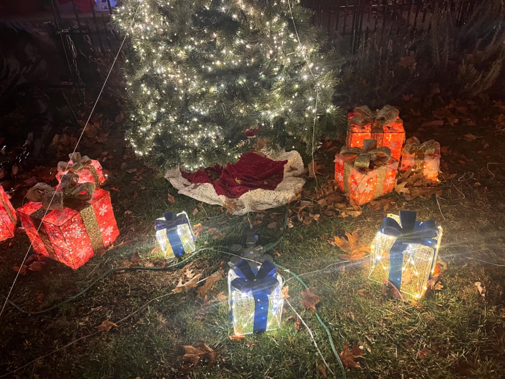 Christmas Decorations, Purtuemy Set of 3 Christmas Lighted Gift Boxes 140 LED Light up Present Ornament for Tree Indoor Outdoor Yard Holiday Door,Warm White customer photo 1