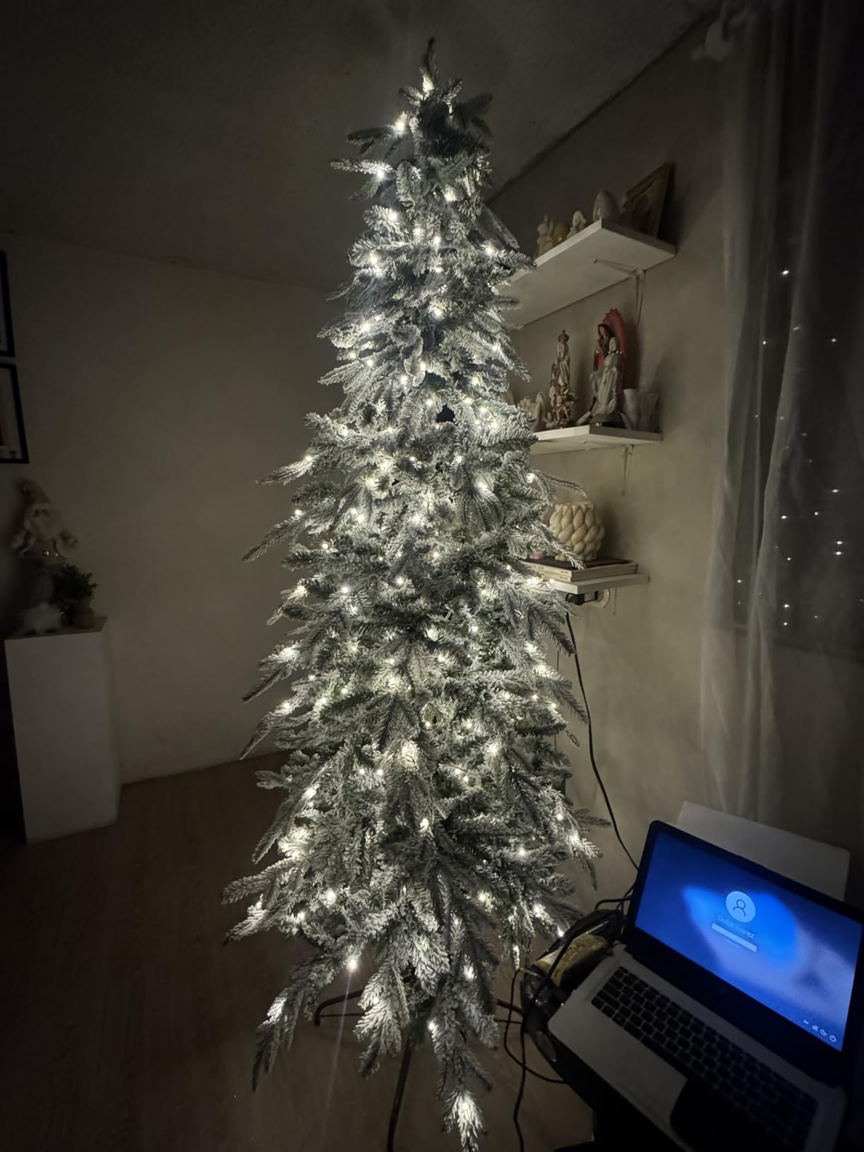 Glitzhome 7.5ft Prelit Christmas Tree, Artificial Christmas Tree with 350 Warm White Lights, Flocked Pencil Christmas Trees Chicago Frostwood Spruce with 1,211 PE&PVC Branch Tips,Sturdy Metal Stand customer photo 1