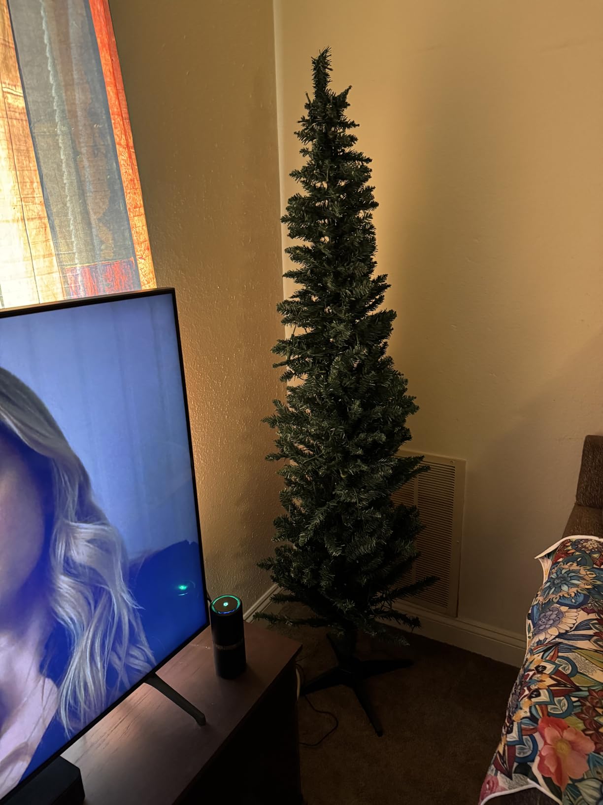HOMCOM 6' Tall Pre-Lit Slim Noble Fir Artificial Christmas Tree with 200 Warm White LED Lights and 390 Tips, for Christmas Decoration, Green customer photo 1