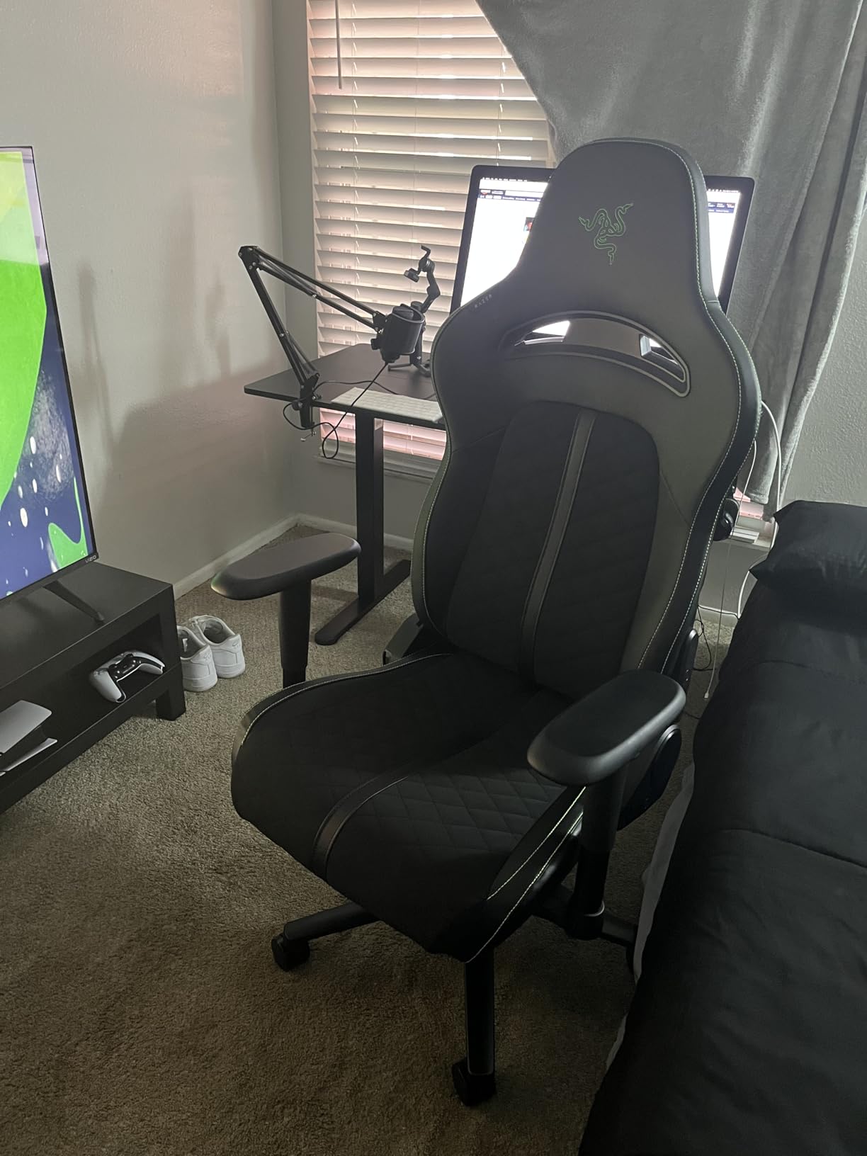 Razer Enki X Essential Gaming Chair: All-Day Comfort - Built-in Lumbar Arch - Optimized Cushion Density - Dual-Textured, Eco-Friendly Synthetic Leather - Adjustable 152-degree Recline - Black customer photo 2