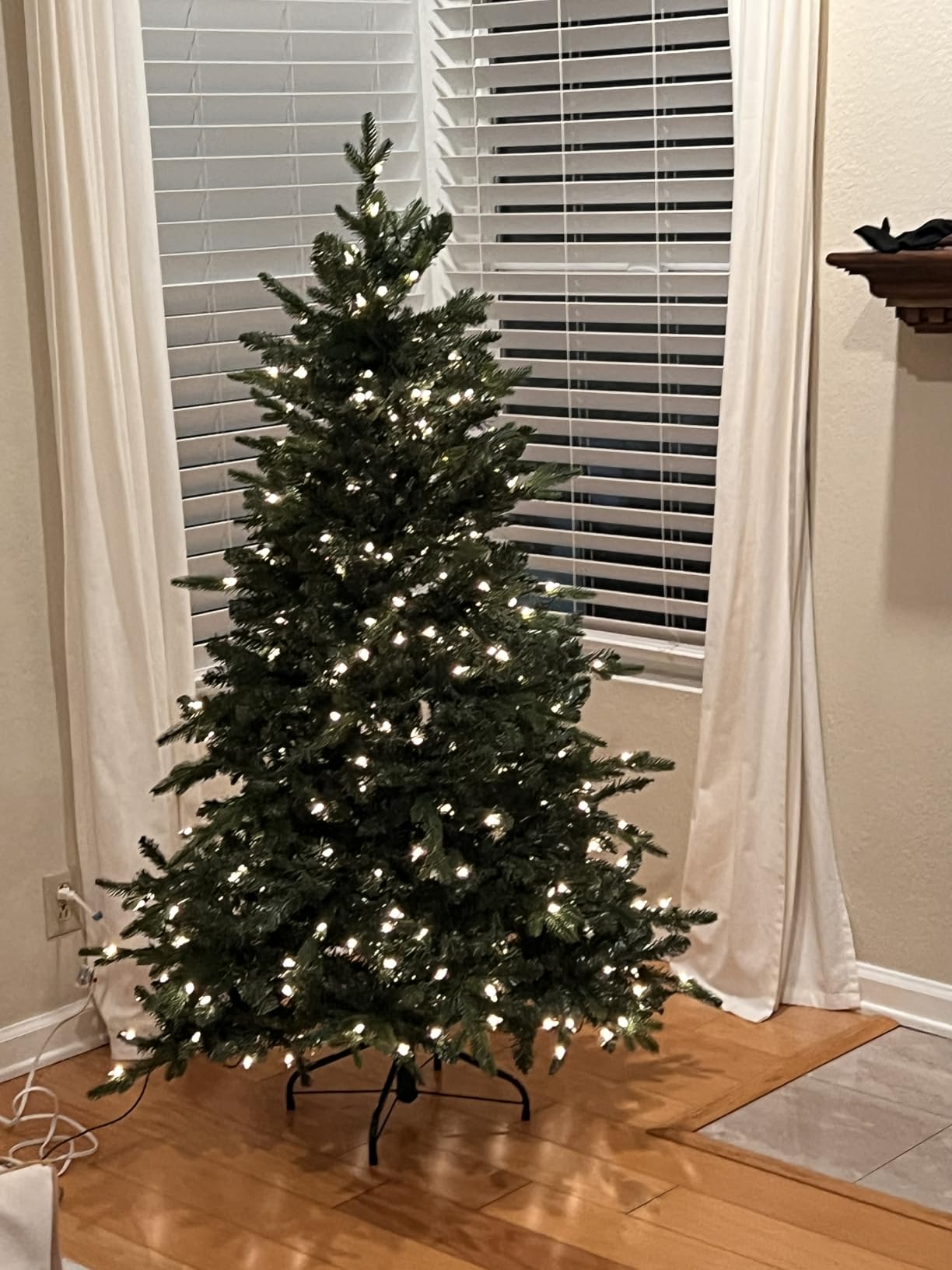 Treepool 7.5FT Prelit Artificial Christmas Tree, 2652PE/PVC Tips, 550Lights | Warm White Incandescent Lights, Full Realistic Shape, Premium Hinged Spruce Design, Foldable Base, Easy Setup, Holiday Decor customer photo 2