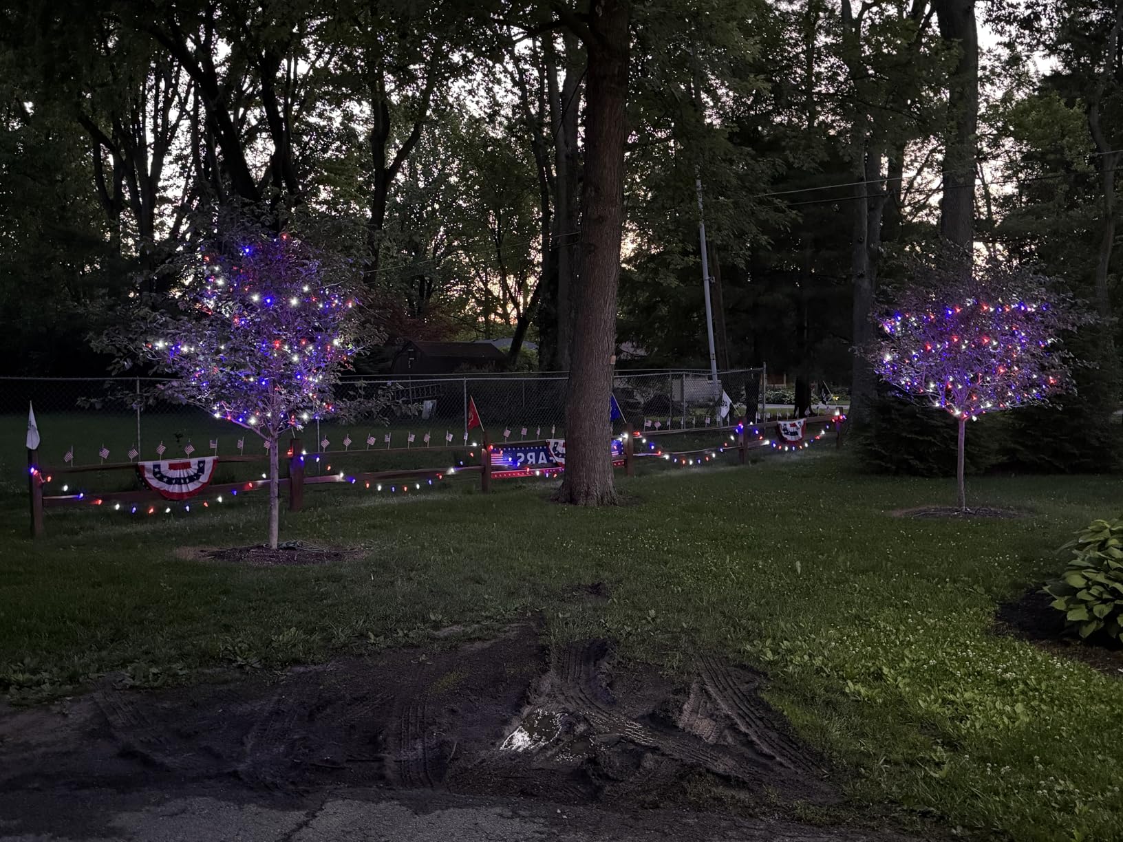 100FT 300 LED Christmas Lights Outdoor, Warm White Christmas Tree Lights 8 Modes, Plug in Connectable Christmas String Lights Indoor for Outside Patio Garden Xmas Party Holiday Decorations customer photo 1