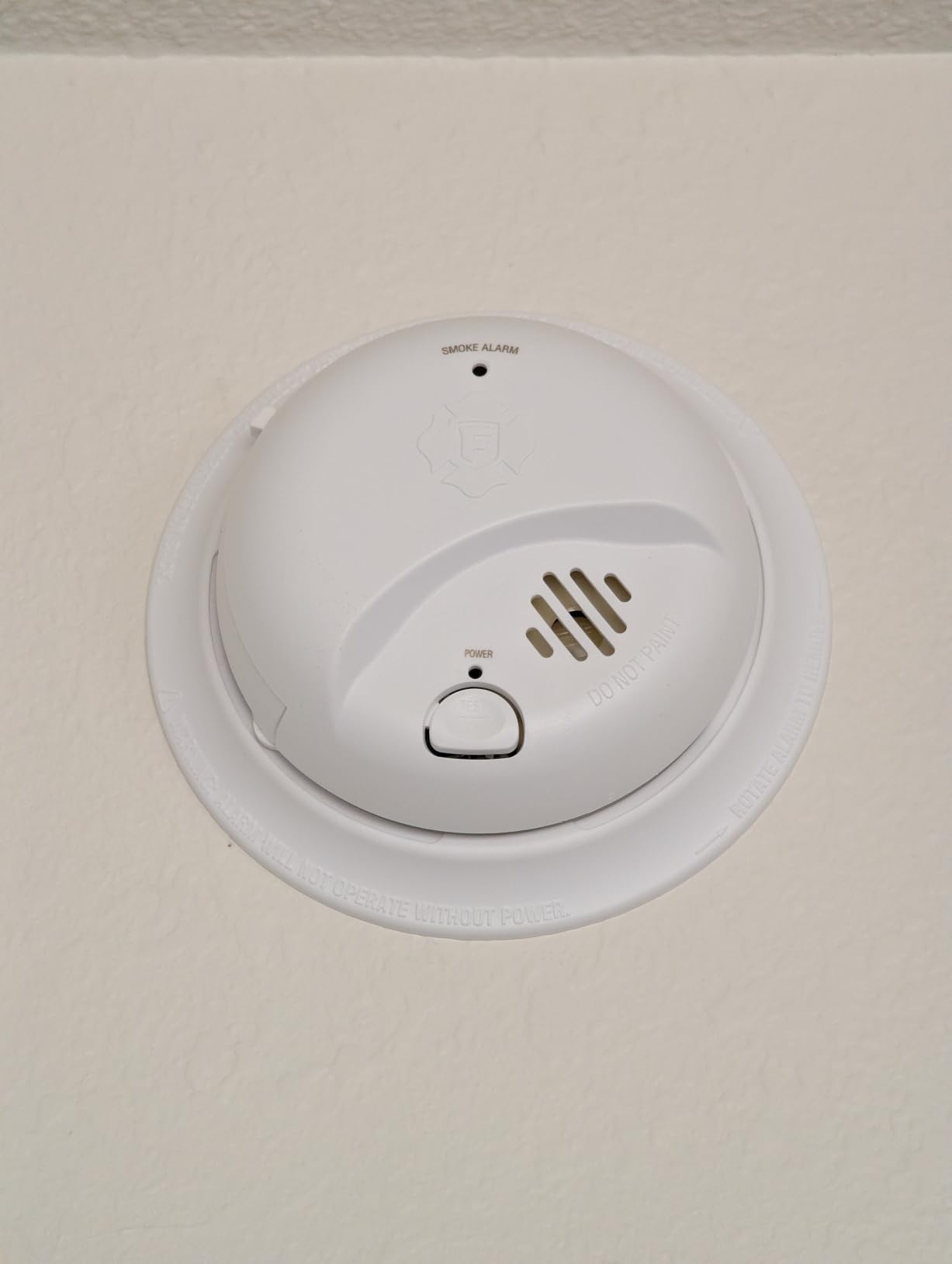 Kidde Compact Smoke Detector, AA Battery-Powered, 10SDR | 4-Inch Smoke Alarm with LED Status Lights, Loud 85 dB Alarm, Ideal for Homes and Small Spaces customer photo 1
