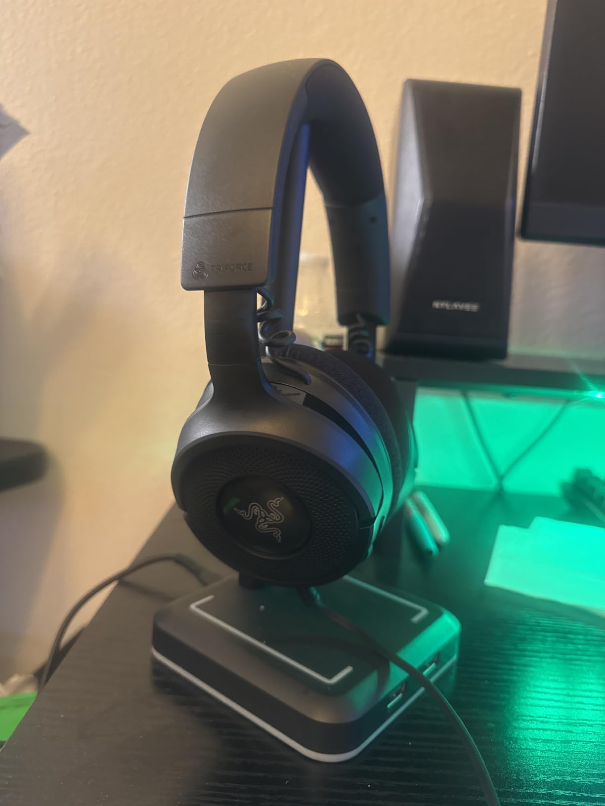 Razer Kraken V4 X Wired Gaming Headset: 40 mm Drivers - Cardioid Mic - Memory Foam Cushions - Chroma RGB Lighting - Type C & Type A Cable - for PC, Mac, PS5, Nintendo Switch 2, Steam Deck, Smartphone customer photo 1