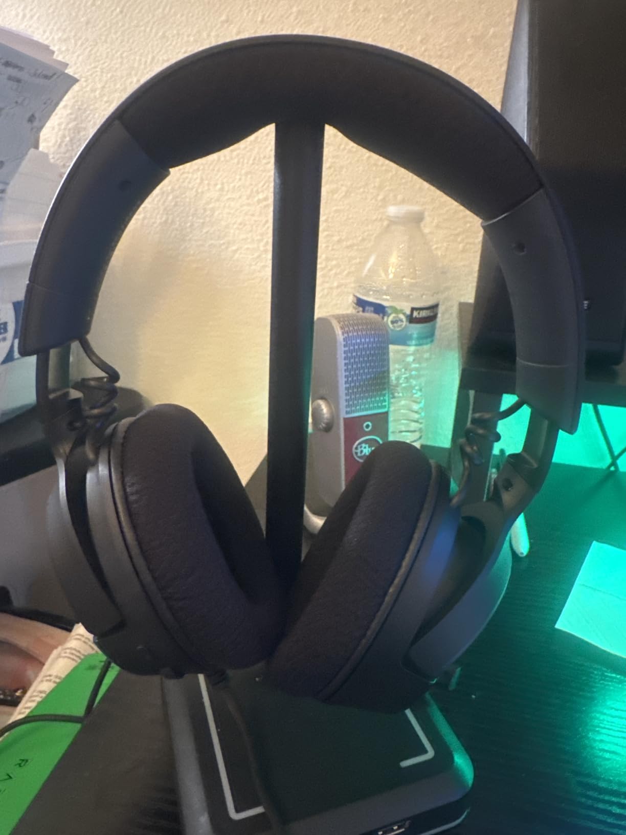 Razer Kraken V4 X Wired Gaming Headset: 40 mm Drivers - Cardioid Mic - Memory Foam Cushions - Chroma RGB Lighting - Type C & Type A Cable - for PC, Mac, PS5, Nintendo Switch 2, Steam Deck, Smartphone customer photo 2