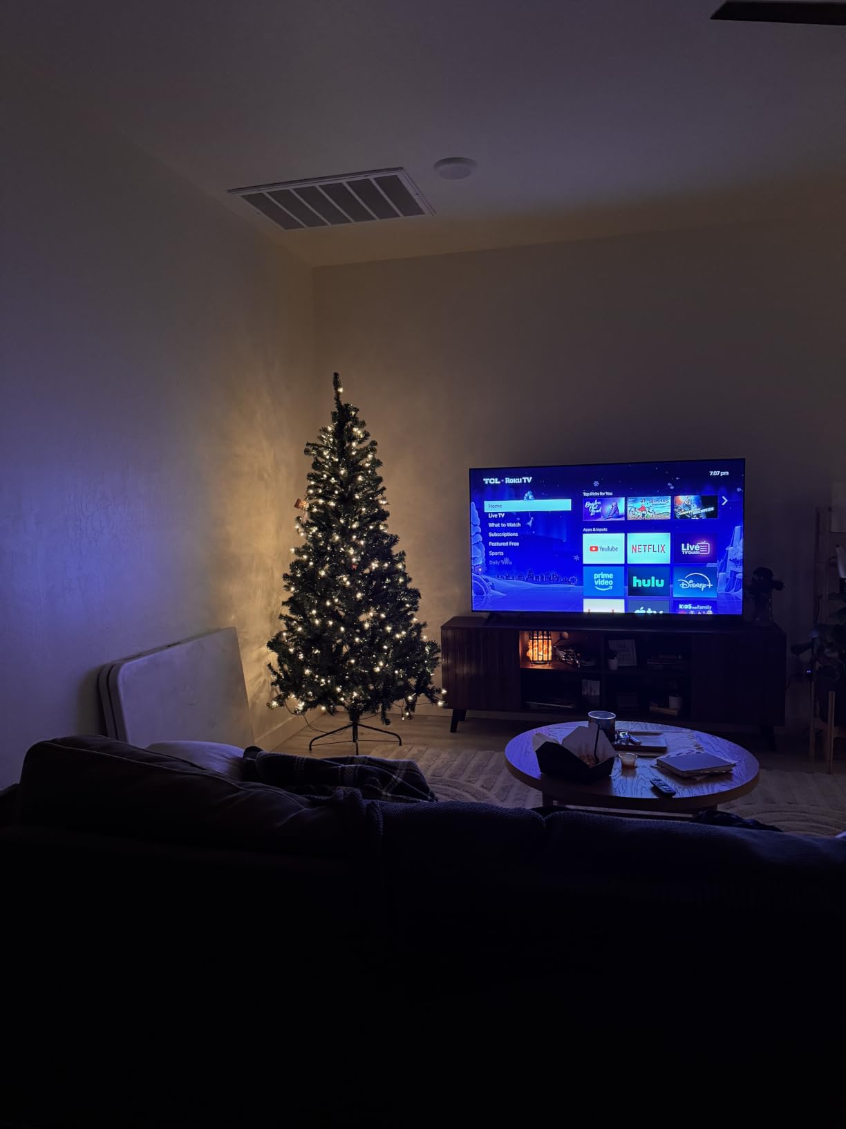 Yaheetech 7.5ft Pre-lit Spruce Artificial Hinged Christmas Pine Tree Prelighted Holiday Xmas Tree for Home Party Decoration with 550 Warm White Lights and 1354 Branch Tips, White customer photo 1