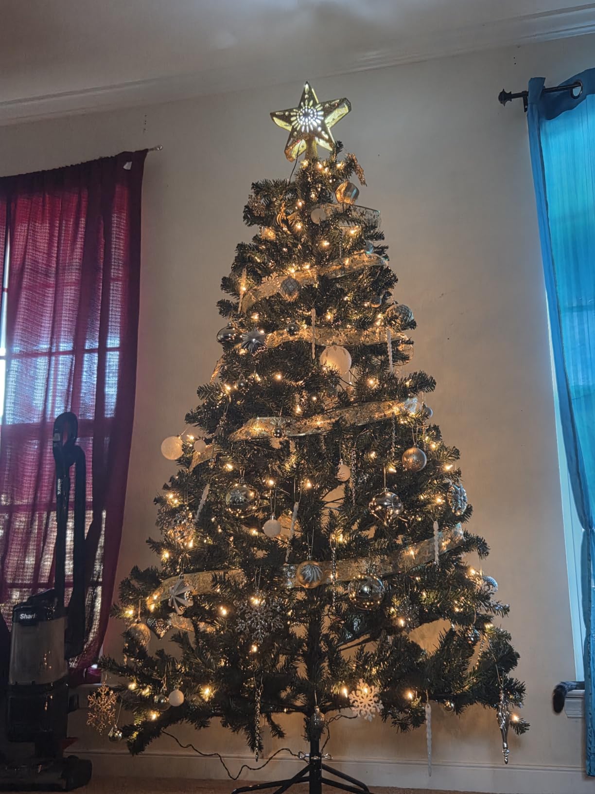 Yaheetech 7.5ft Pre-lit Spruce Artificial Hinged Christmas Pine Tree Prelighted Holiday Xmas Tree for Home Party Decoration with 550 Warm White Lights and 1354 Branch Tips, White customer photo 2