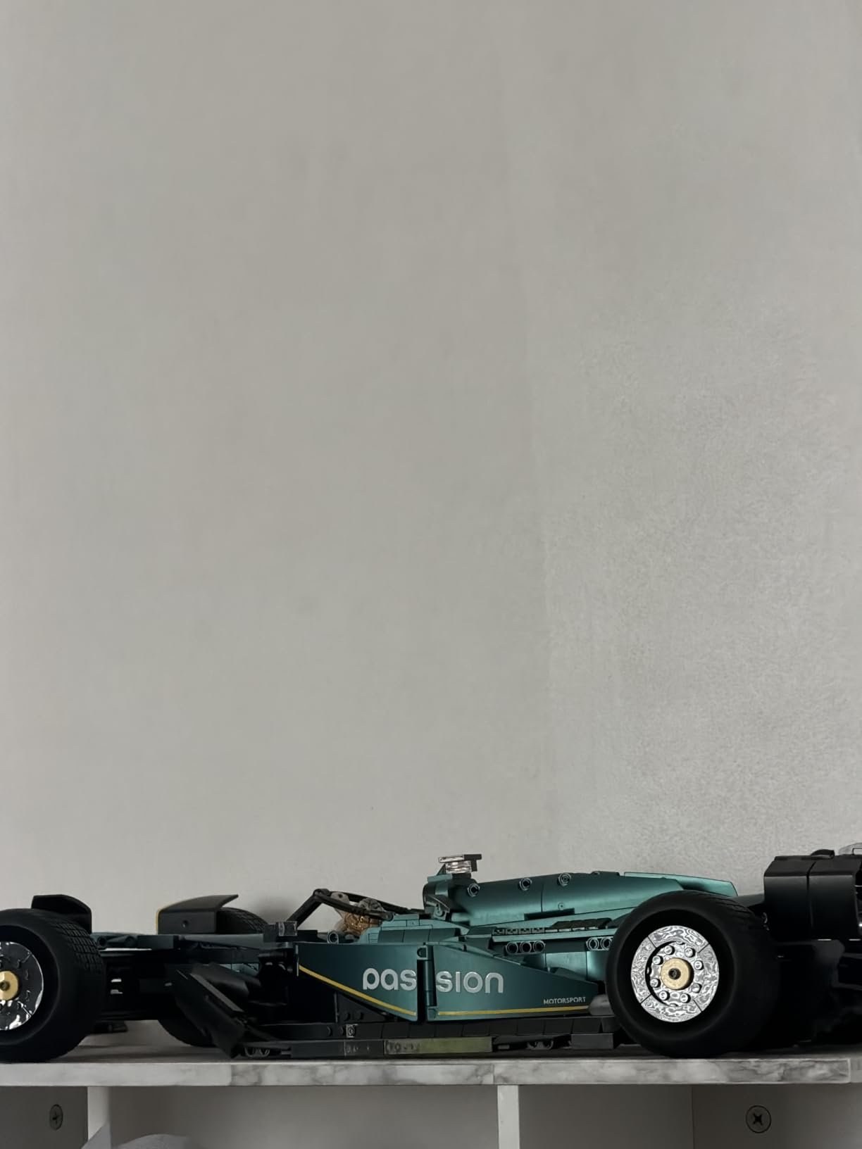 Nifeliz AM24 Formula 1 Racing Car Building Set, 1:8 Scale Collectible Set for Adults, Authentically Detailed Build and Display Model (2351PCS, NF10279) customer photo 1