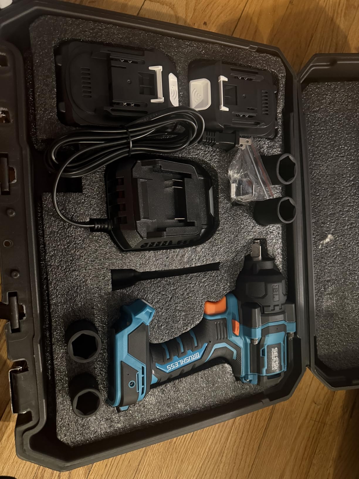 Seesii Impact Wrench 886 Ft-lbs (1200N.m), 1/2 High Torque Impact Gun with 21V 2x4.0Ah Battery, Electric Impact Driver, 2900IPM, 5 Socket, Cordless Impact Wrench customer photo 2