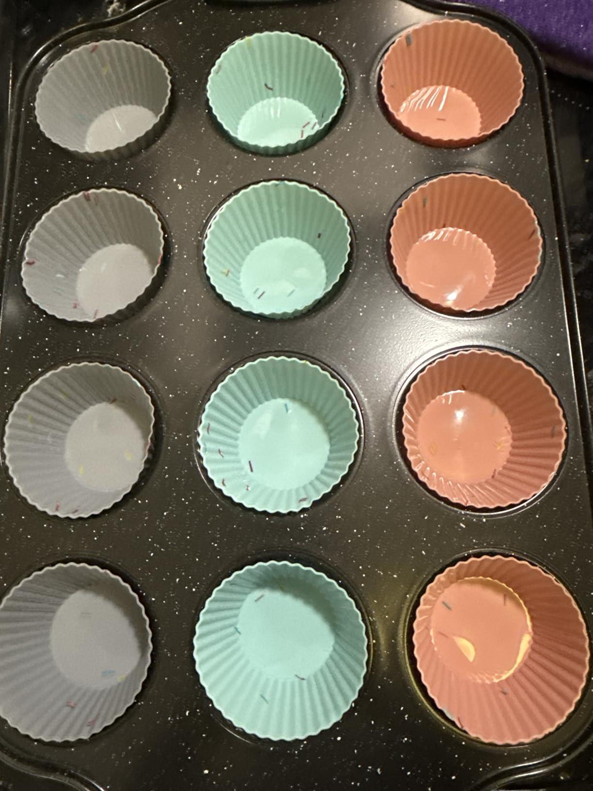 Kikcoin 22 PCS Nonstick Baking Pans Set, Stackable Bakeware Sets with Silicone Handles, 450F Oven Safe Baking Sheet Set, Easy Release Cookie Sheets for Baking, Cream customer photo 2