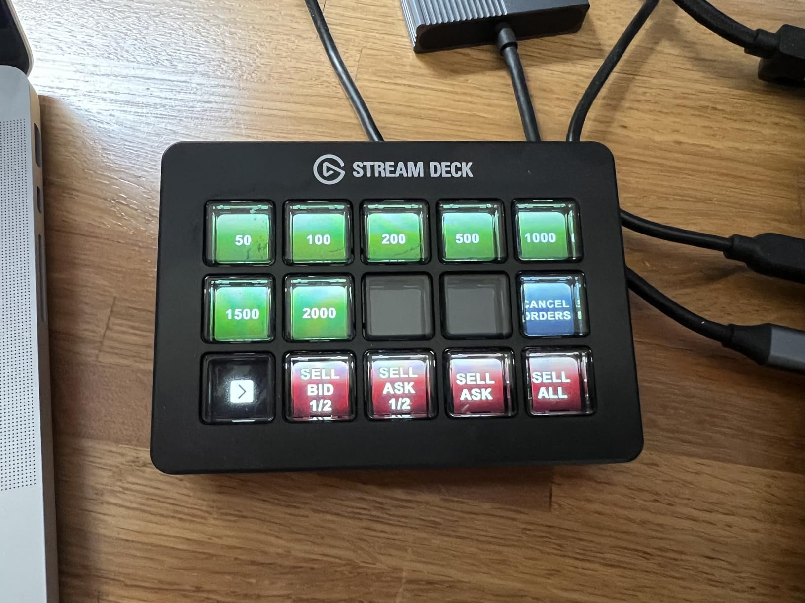 Elgato Stream Deck Scissor Keys Workflow Controller | Tactile, responsive macro keys, Monitor CPU, GPU, ping, FPS, LED-lit icons, Regular plugin updates, Windows and macOS customer photo 1