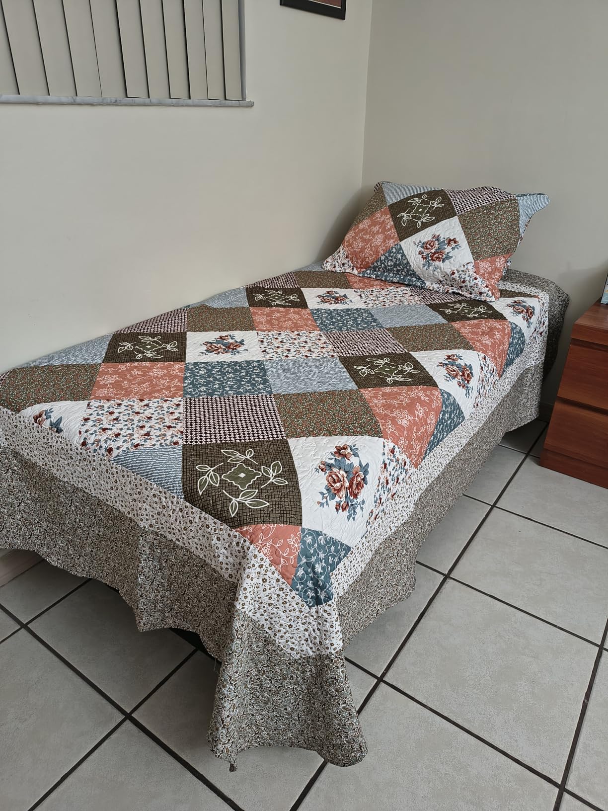 Queen Quilt Bedding Sets - Rustic Quilts 3-Piece 90x96, Microfiber Reversible Bedspreads Patchwork Coverlet Floral Bedding Set All Season Use customer photo 2