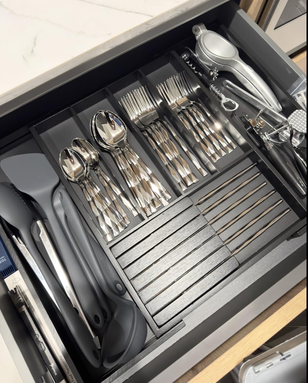 40 Piece 18/10 Gold Silverware Set, Stainless Steel Flatware Cutlery for 8 | KINGSTONE Luxury Silverware with Diamond Cut Pattern, Mirror Polished Utensils for Kitchen, Wedding, Party, Dishwasher Safe customer photo 1