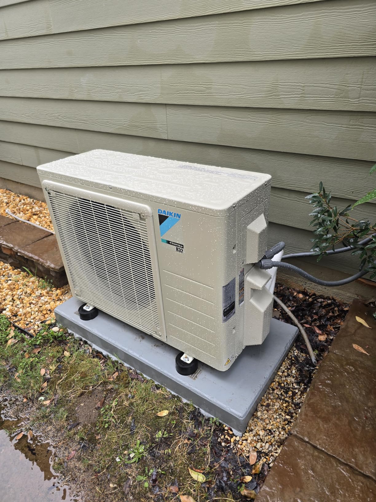 Daikin 24,000 Btu 18 SEER2 R32 Series Heat Pump Ductless Mini Split A/C | Air Conditioner Includes 15' Installation Kit, 1/2 Whip, 30A Disconnect, and Wall Bracket customer photo 1