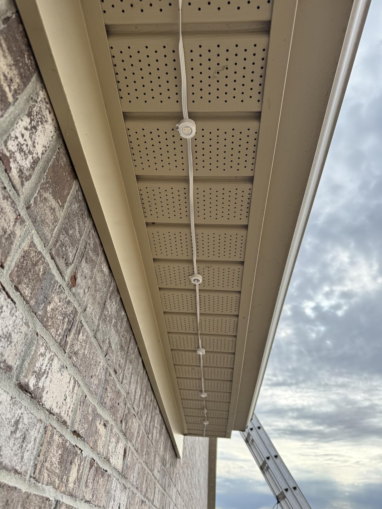 ASAHOM AI Permanent Outdoor Lights S107B, 100FT with 72 RGBCW LED Lights, 30,000 Lighting Effect, Controller with Dual Output, Extend to 800FT, Cuttable for House Outdoor Decor Daily Lighting, White customer photo 1