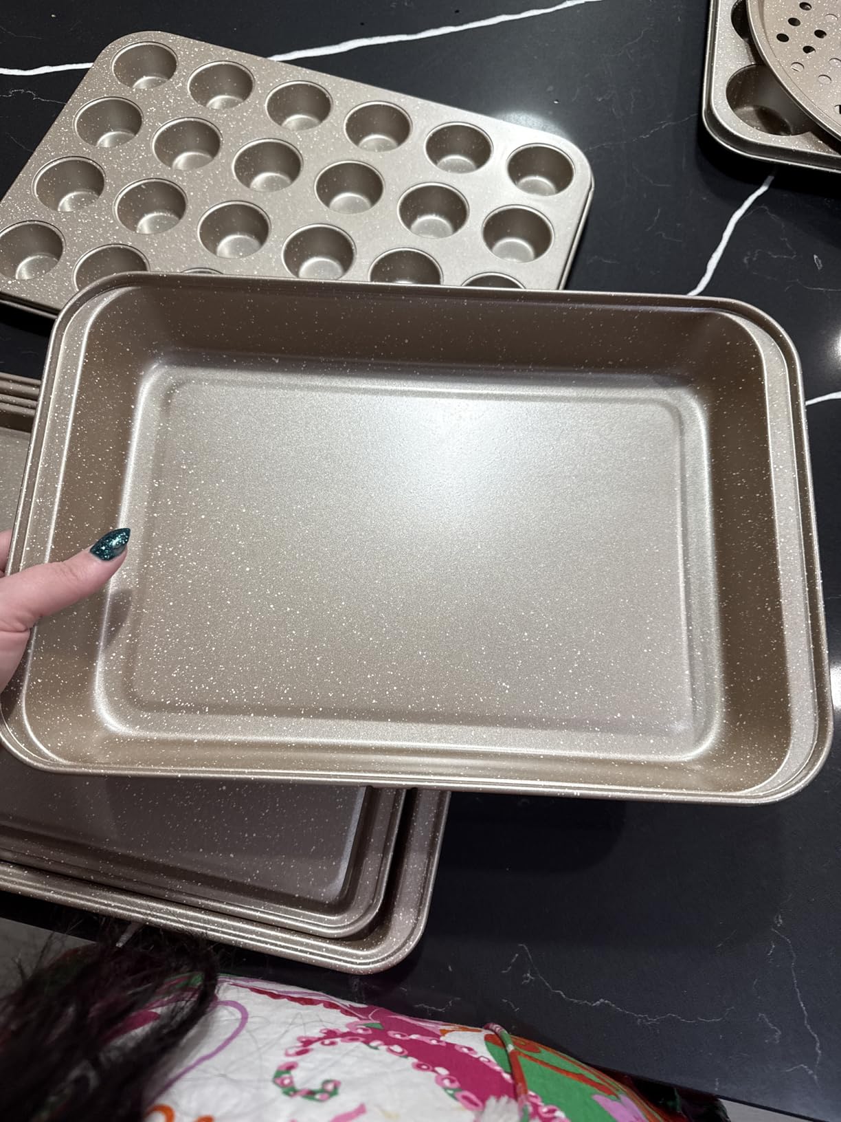 Terlulu 10-Piece Baking Pans Set, Bakeware Sets Nonstick, Baking Set for Oven Cooking, Stackable Carbon Steel Pans Include Cookie Sheets, Muffin Pan, Cake Pan, Pizza Pan, Loaf Pan, Roasting Pan, Gold customer photo 2