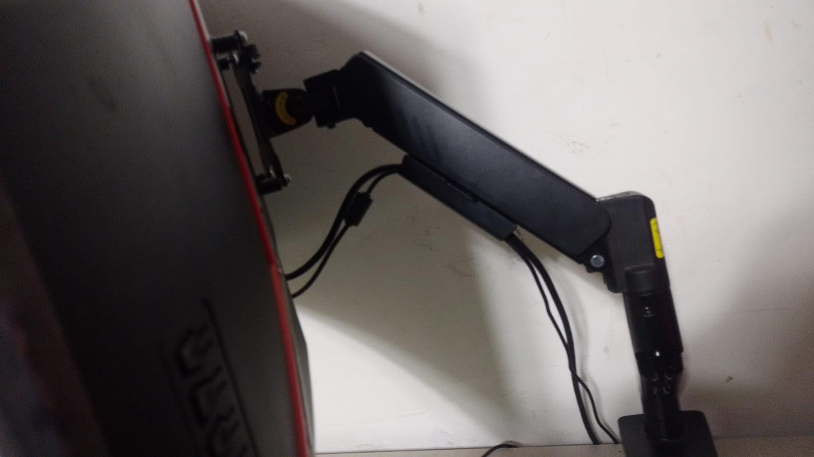 ErGear Single Monitor Arm, Fully Adjustable Monitor Mount for 13-34 Inch Screens, Fast Install Computer Monitor Stand with Tool-Free VESA Mount, Cable Management, Holds 19.8 lbs, Max VESA 100x100mm customer photo 1