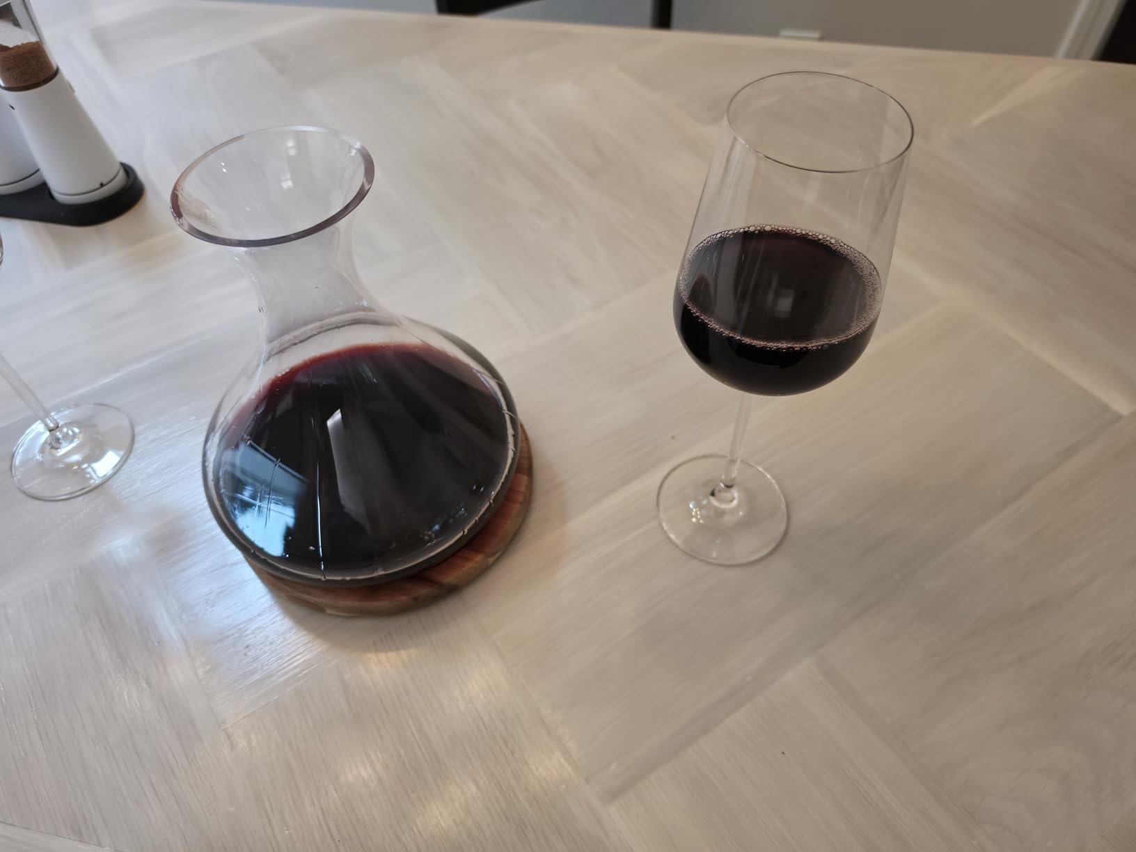Cork & Mill Wine Decanter Set with Acacia Wood Stand and Lid/Stopper, Contemporary Hand Blown Crystal Decanter, Large Glass Carafe/Aerator, Red Wine Accessories, Luxury Gift Idea for Women or Men customer photo 1