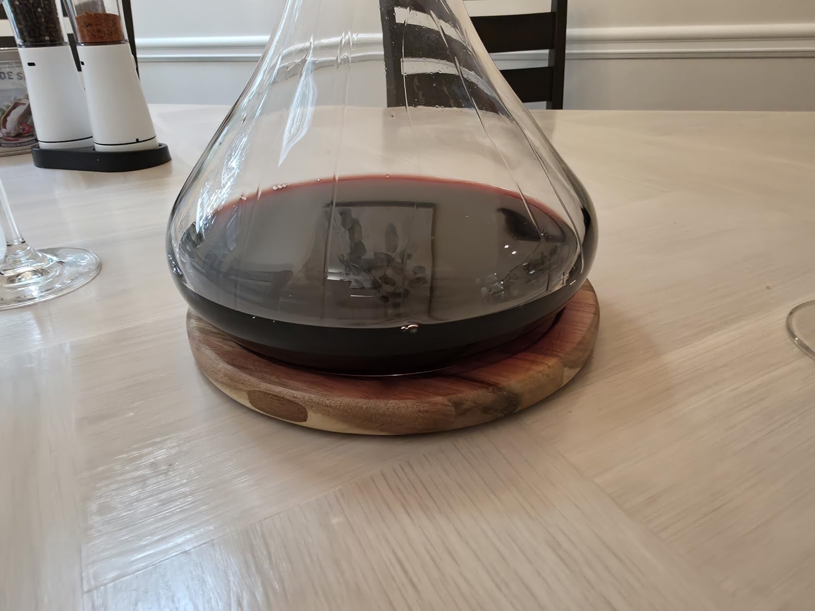 Cork & Mill Wine Decanter Set with Acacia Wood Stand and Lid/Stopper, Contemporary Hand Blown Crystal Decanter, Large Glass Carafe/Aerator, Red Wine Accessories, Luxury Gift Idea for Women or Men customer photo 2