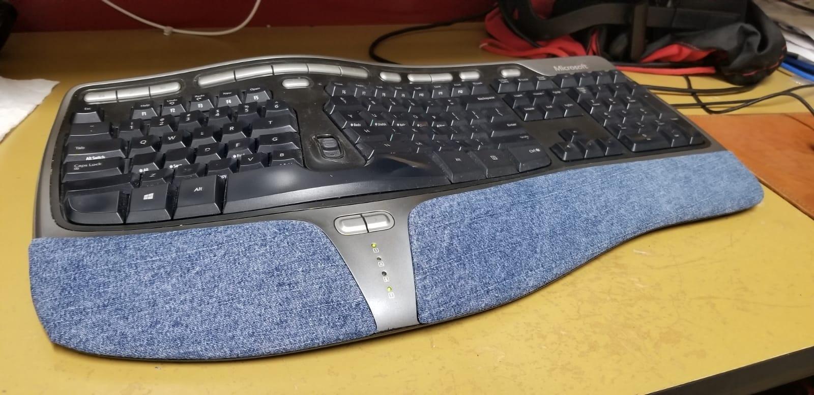 Microsoft Wired Natural Ergonomic Keyboard 4000, Retail customer photo 2