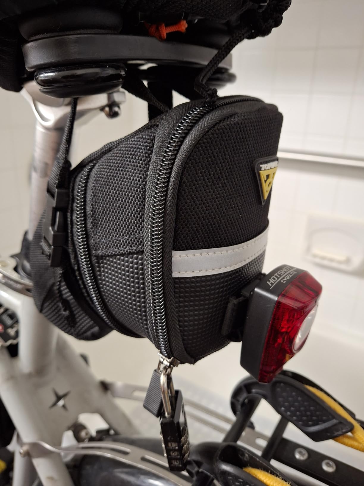 Topeak Aero Wedge Pack (Strap Mount, Medium) - Aerodynamic Seat Bag for Bikes, 1200D Polyester Construction, Quick-Release Buckle Mount, Expandable Storage, 3M Reflective Strip & Safety Light Clip customer photo 1