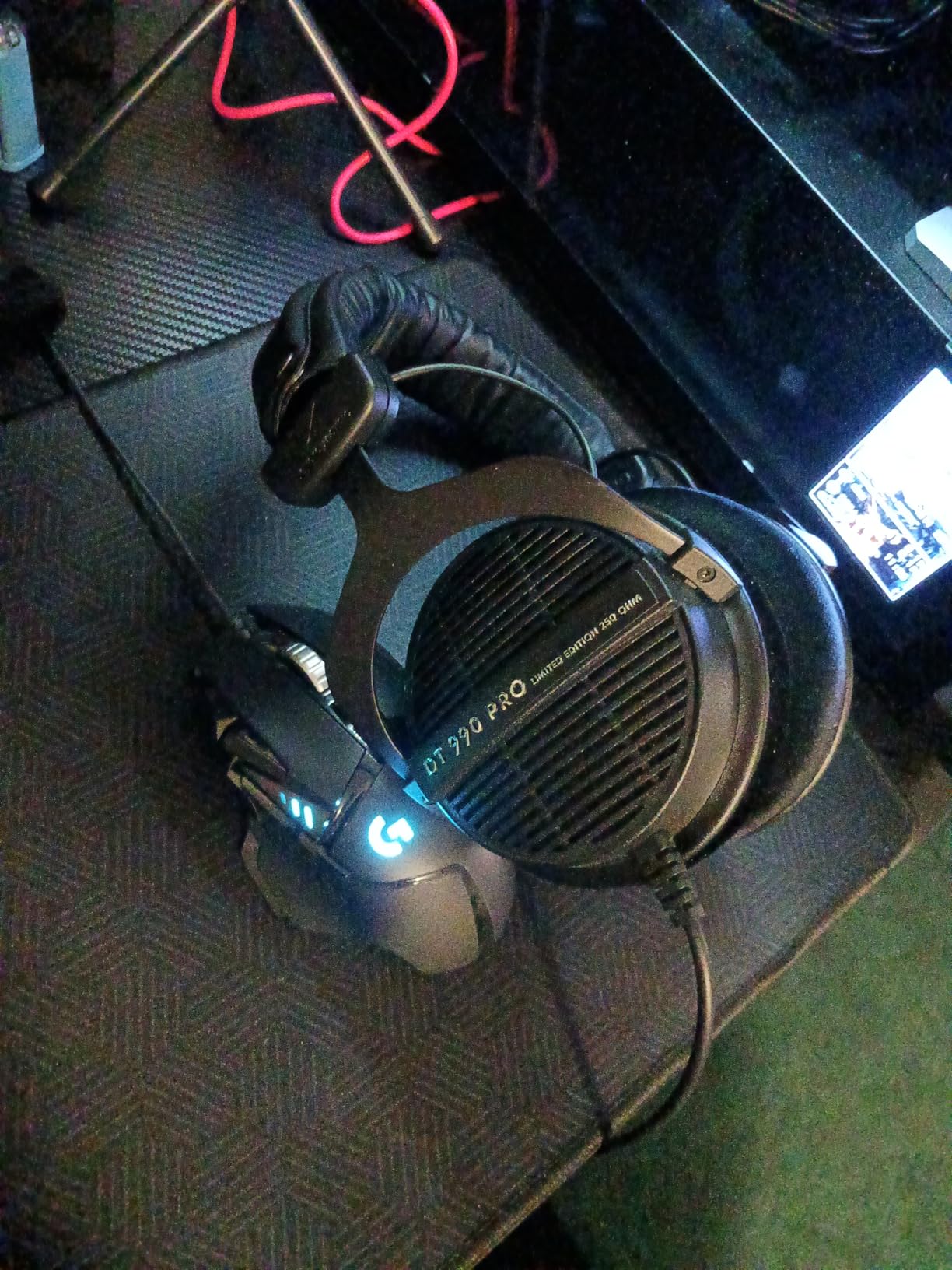 beyerdynamic DT 990 PRO (250 Ohm), Open-Back Studio Headphones, Black | Best from a headphone amp or audio interface, sound is audible to others, mixing reference, velour ear pads, 3m coiled cable customer photo 1