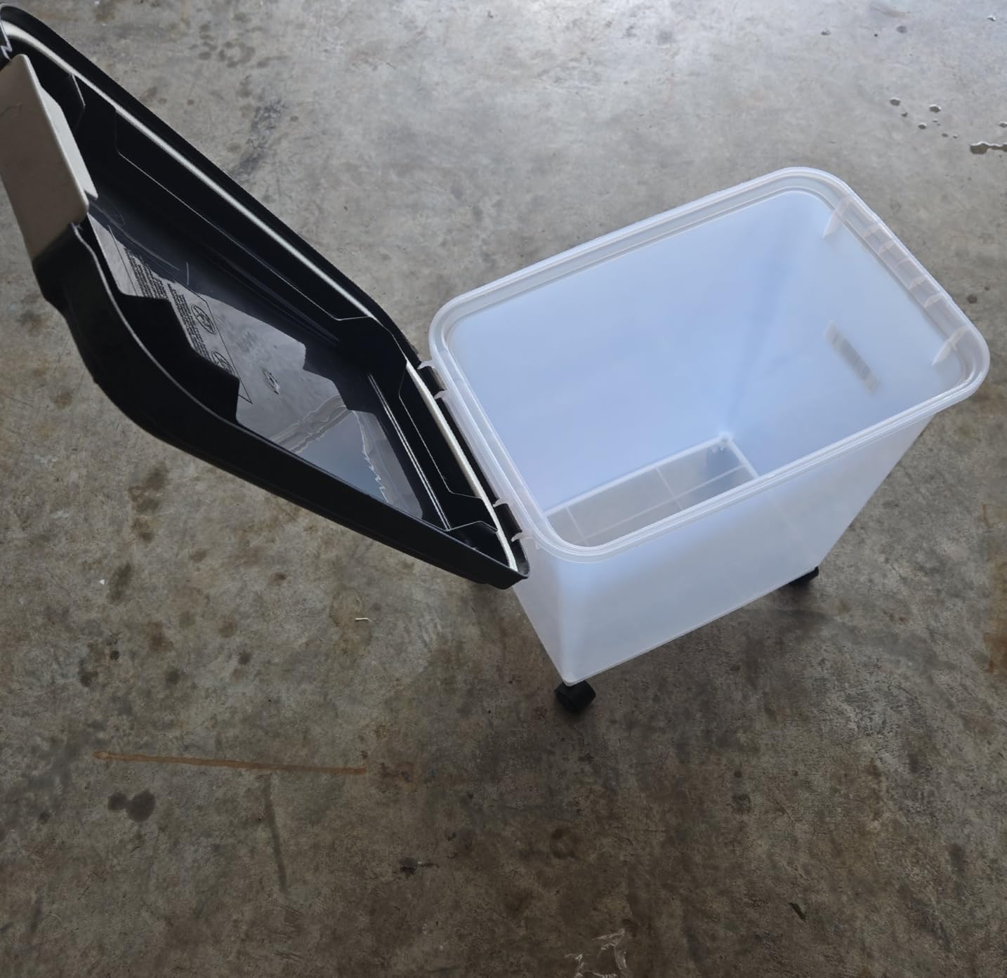 IRIS USA Dog Food Storage Container, Up to 30 lbs, Navy, Made in USA | Wheels for Mobility, Airtight Seal, BPA-Free, Best for Bird Seed, Cat food, Cat Litter, Chicken Feed, Pellets customer photo 2