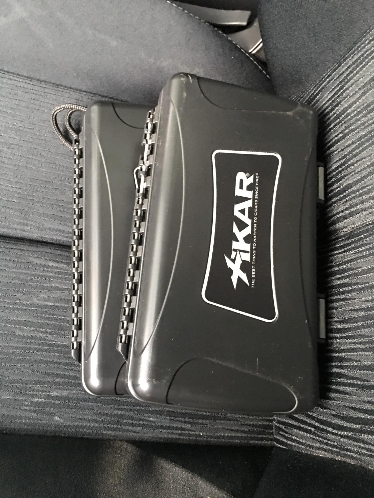 Xikar Cigar Travel Carrying Case, Holds Up to 10 Cigars, Made of ABS Molded Plastic, Includes 1 Humidifier, Watertight, Crushproof, Airtight, Black customer photo 2