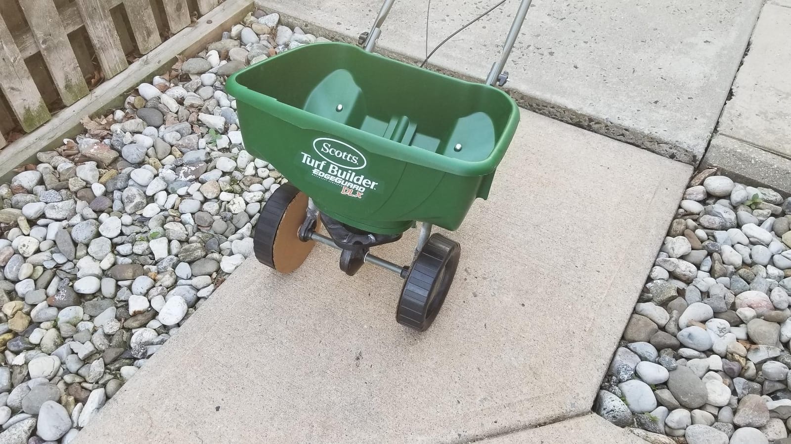 Scotts Turf Builder EdgeGuard DLX Broadcast Spreader for Seed, Fertilizer, Salt, Ice Melt, Holds up to 15,000 sq.ft. customer photo 2