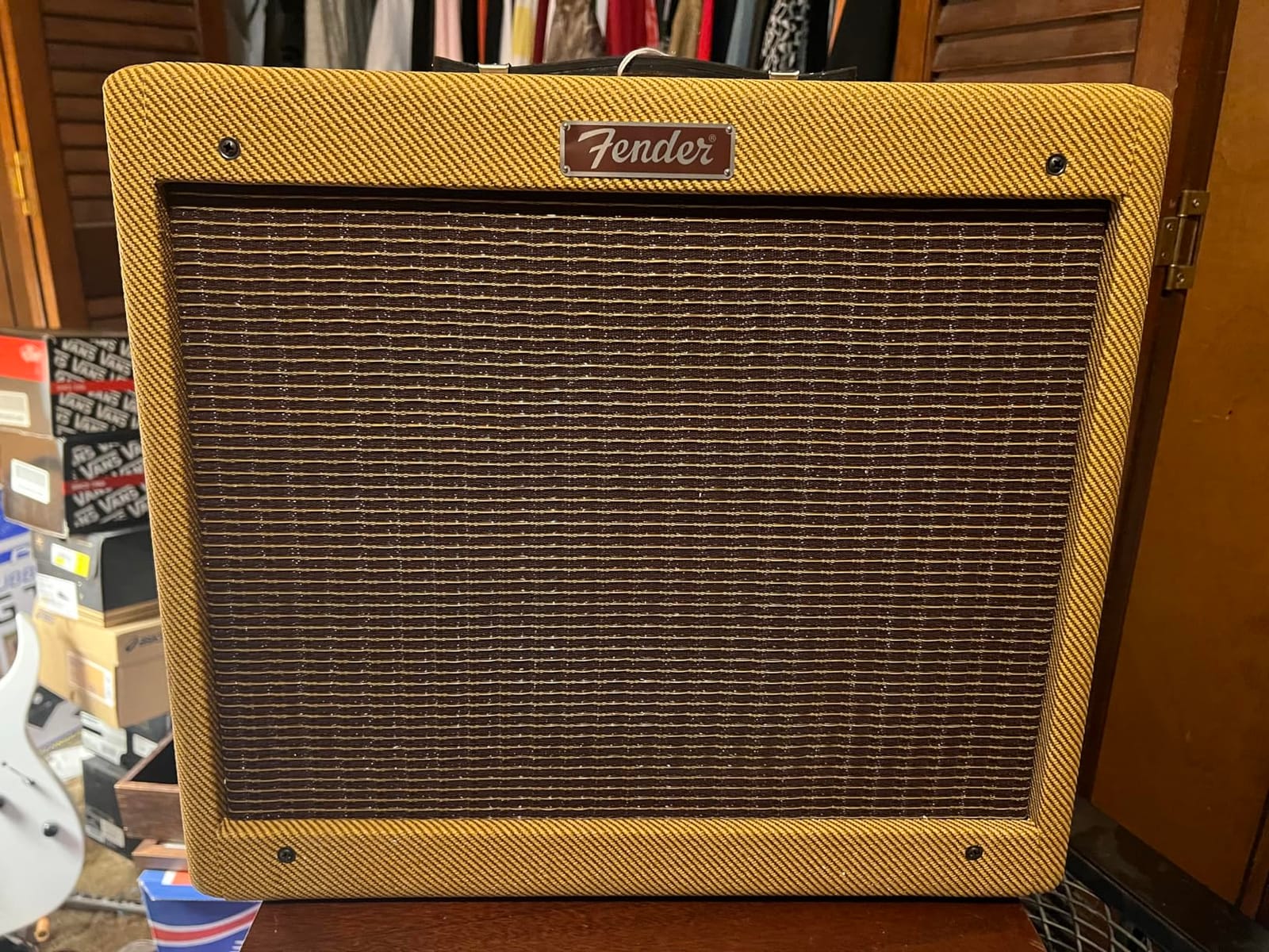 Fender Blues Junior Guitar Amplifier, Lacquered Tweed, with 2-Year Warranty | All-tube 15-watt combo amp, 12-inch speaker, ideal for blues and home practice, warm vintage tone customer photo 1