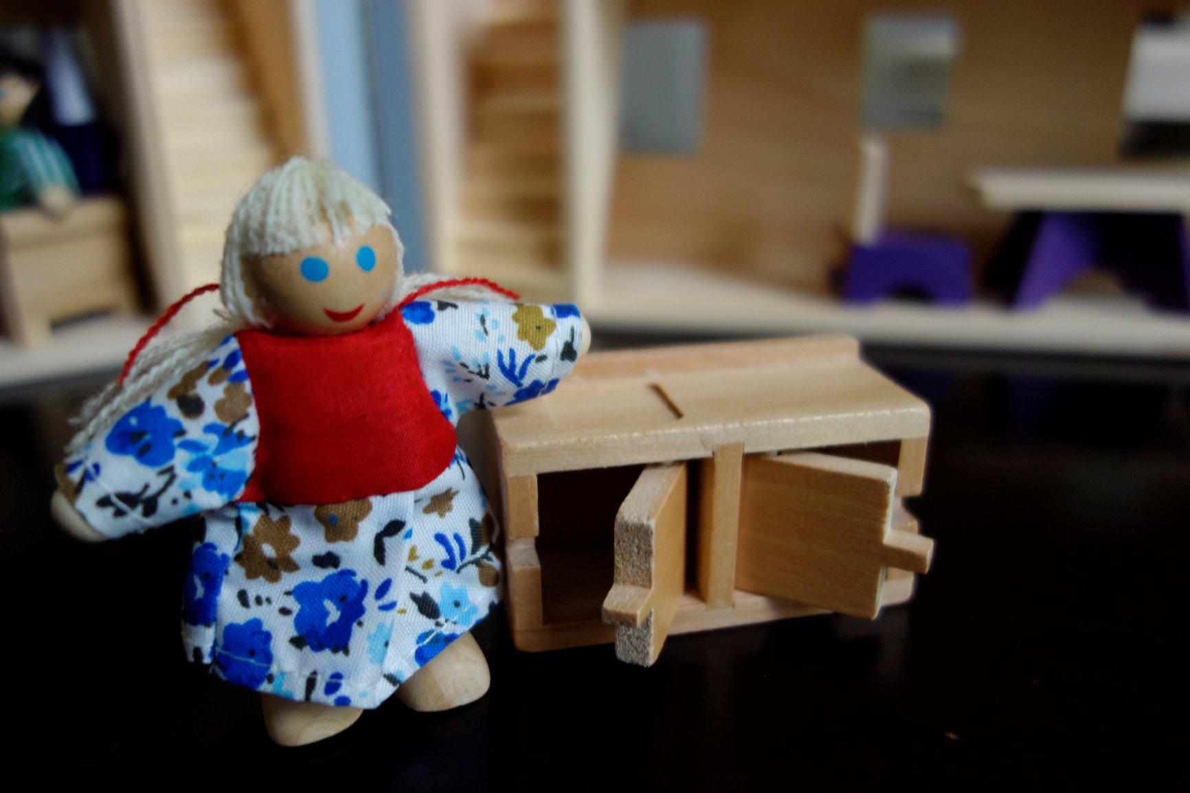 Melissa & Doug Fold & Go Wooden Dollhouse with 2 Dolls and 11 Pieces of Furniture - Portable Mini Doll House with Accessories and Toy Figures, Ages 3+ customer photo 1