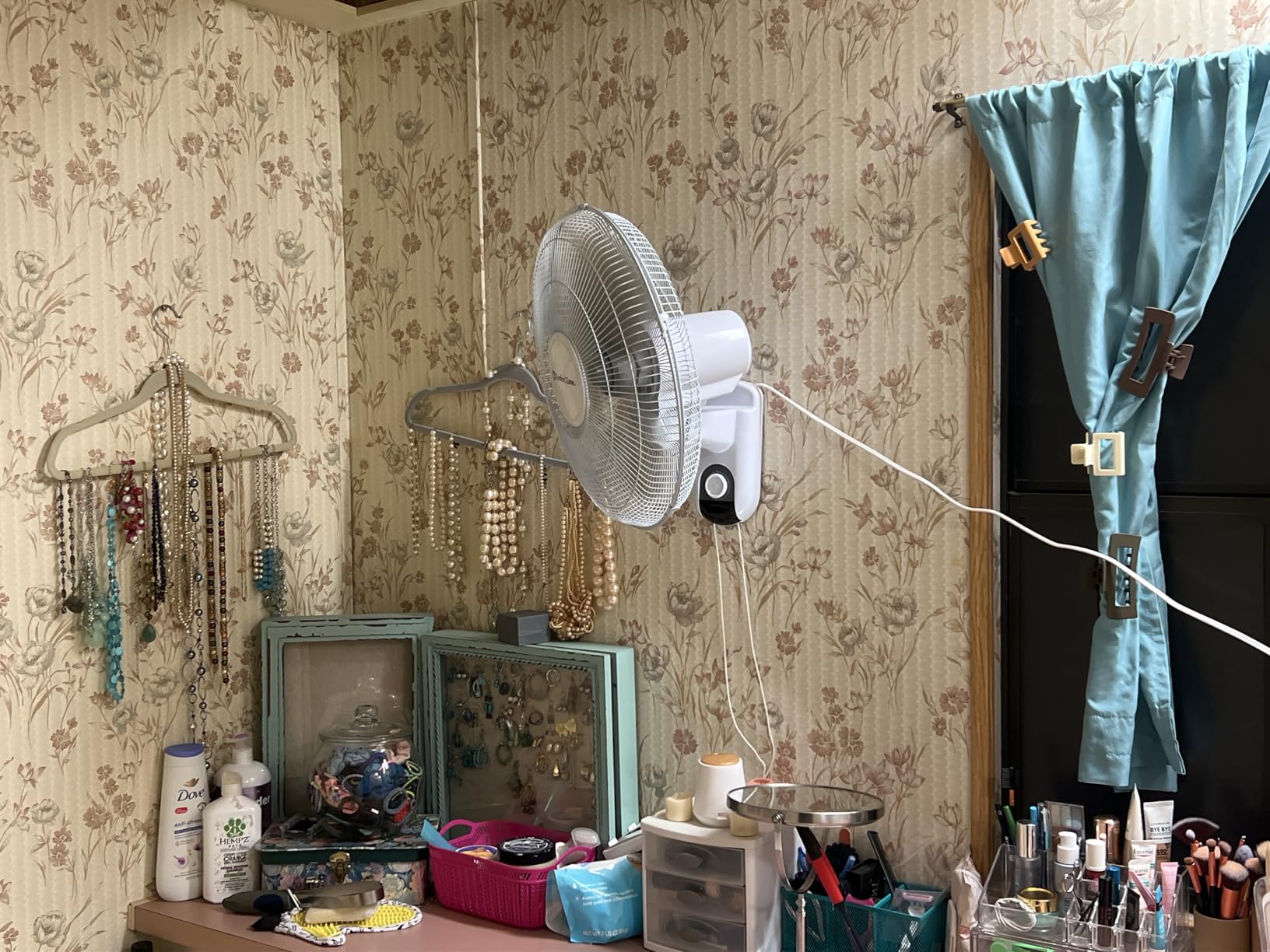 Comfort Zone Oscillating Wall Mount Fan with Adjustable Tilt, 16 inch, 3 Speed, Metal Grille, 90 Degree Oscillation, Airflow 14.07 ft/sec, Ideal for Home, Bedroom, Gym & Office, CZ16W customer photo 2