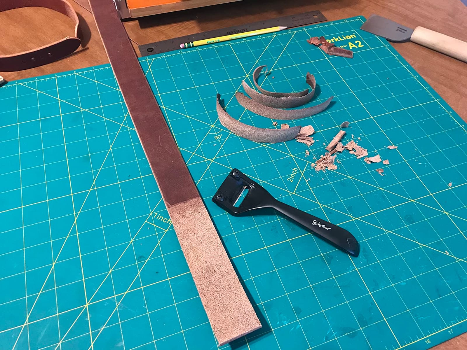 Tandy Leather Craftool Super Skiver - Replaceable Blade Design for Smooth Leather Thinning customer photo 1