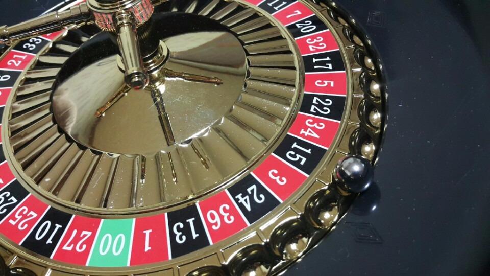 DA VINCI 16-Inch Roulette Wheel Game Set with 120 11.5-Gram Chips, Full Size 3'x6' Felt Layout, and Rake customer photo 2