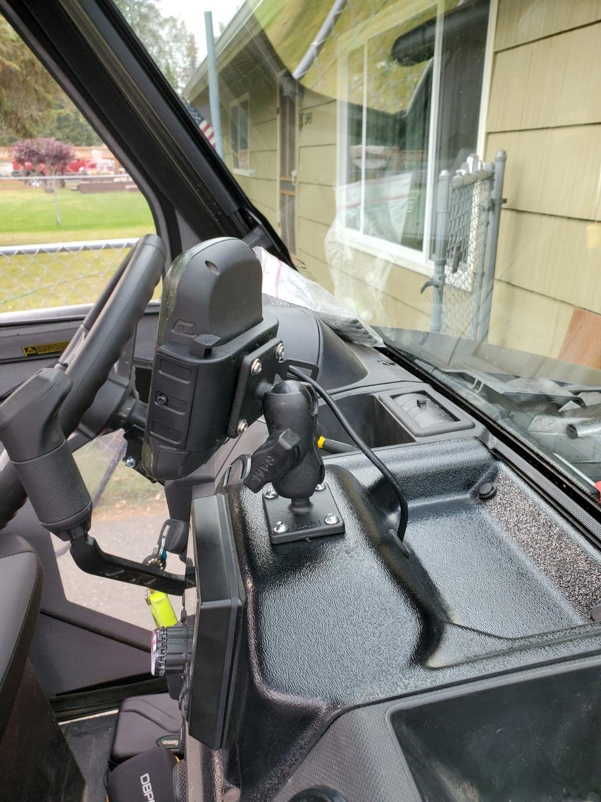 Garmin AMPS Rugged Mount with Audio and Power for Montana 600 Series (010-11654-01) customer photo 2
