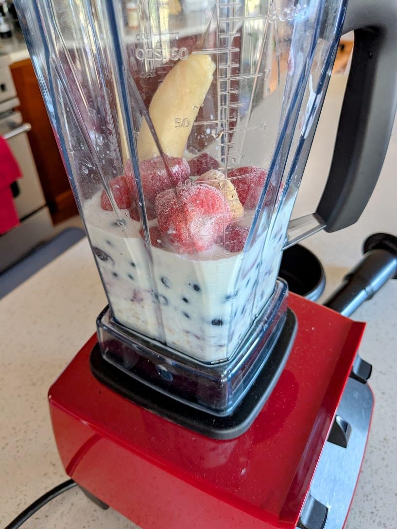 Vitamix 5200 Blender, Professional-Grade Blender for Smoothies, Soups, Ice Cream and More, Stainless-Steel Blades, Self-Cleaning Kitchen Appliance, 64 Oz Container, Black customer photo 1
