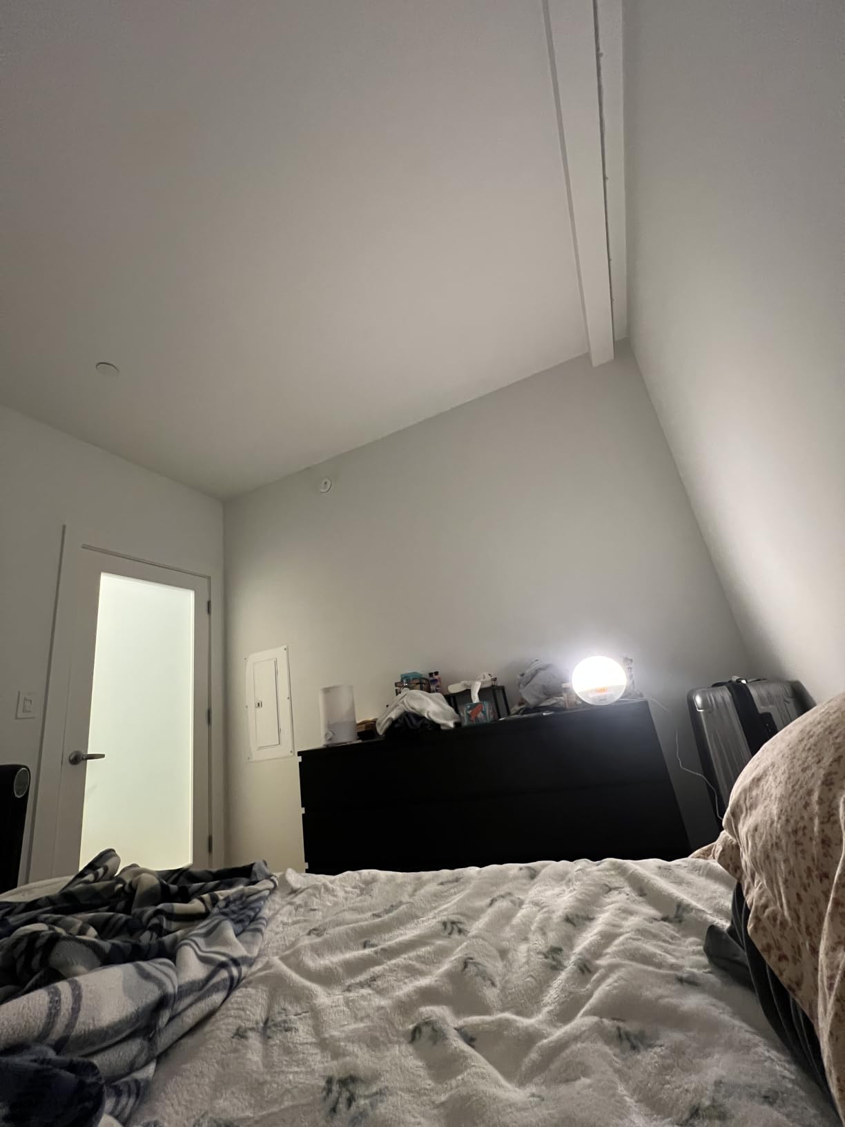 Philips SmartSleep Wake-up Light, Colored Sunrise and Sunset Simulation, 5 Natural Sounds, FM Radio & Reading Lamp, Tap Snooze, HF3520/60 customer photo 2