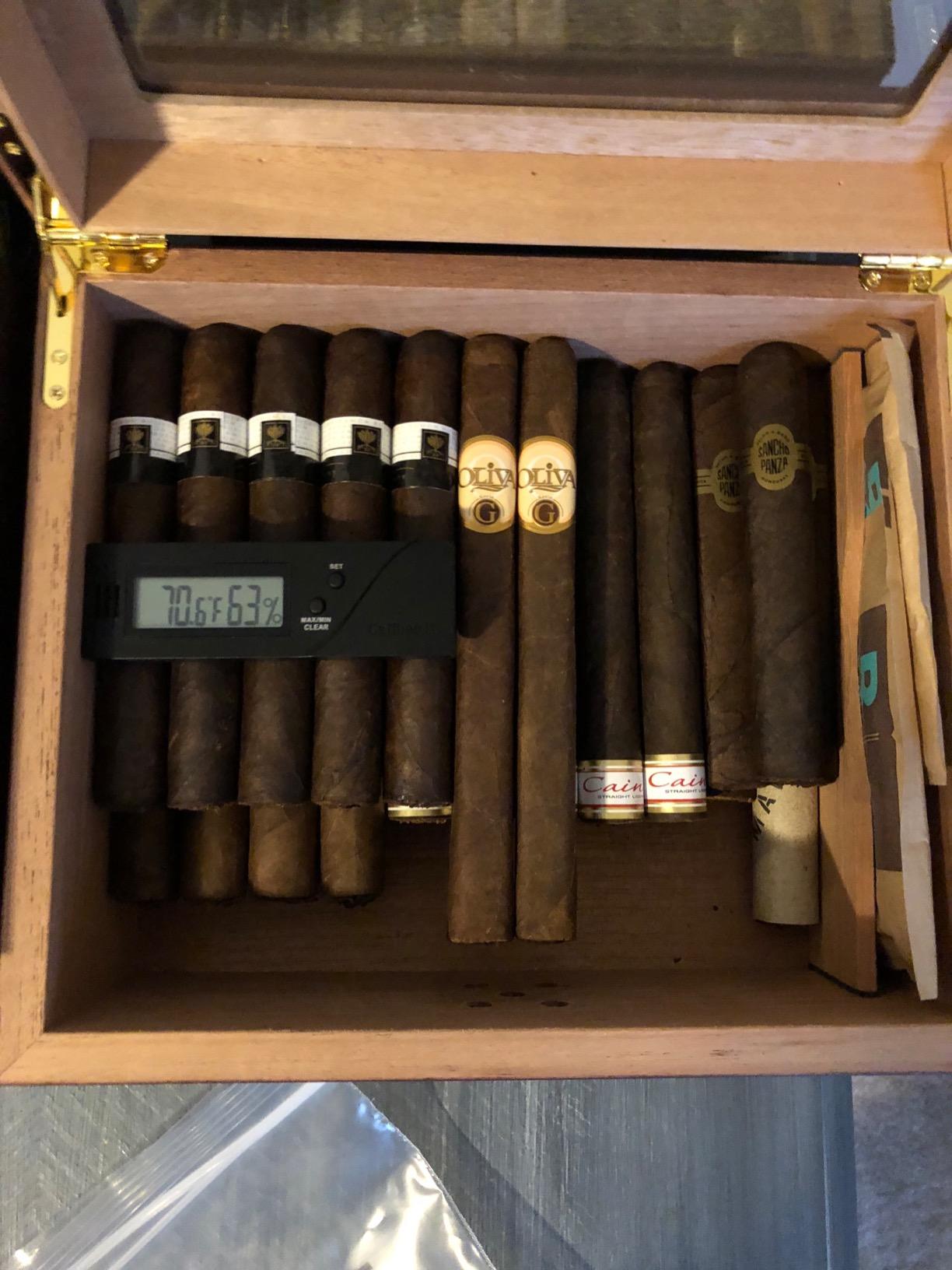 Premium Cigar Humidor for 25-50 Cigars - Elegant Humidor humidor with Hygrometer and Humidifier - Cedar Lined Cigar Box for Optimal Humidity Control (Analog) customer photo 1