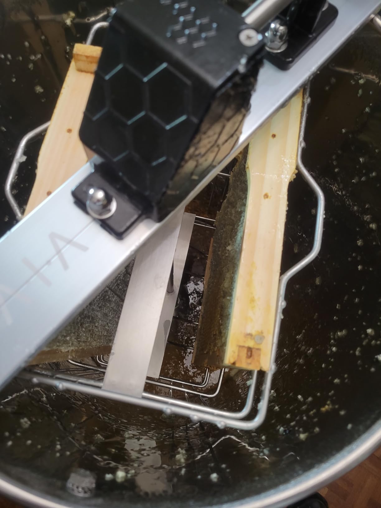 VIVO Honey Extractor 2 Frame Rack, Food Grade Stainless Steel Honey Processing Equipment, Manual Crank Honeycomb Drum Spinner with Transparent Lid, BEE-V002 customer photo 1