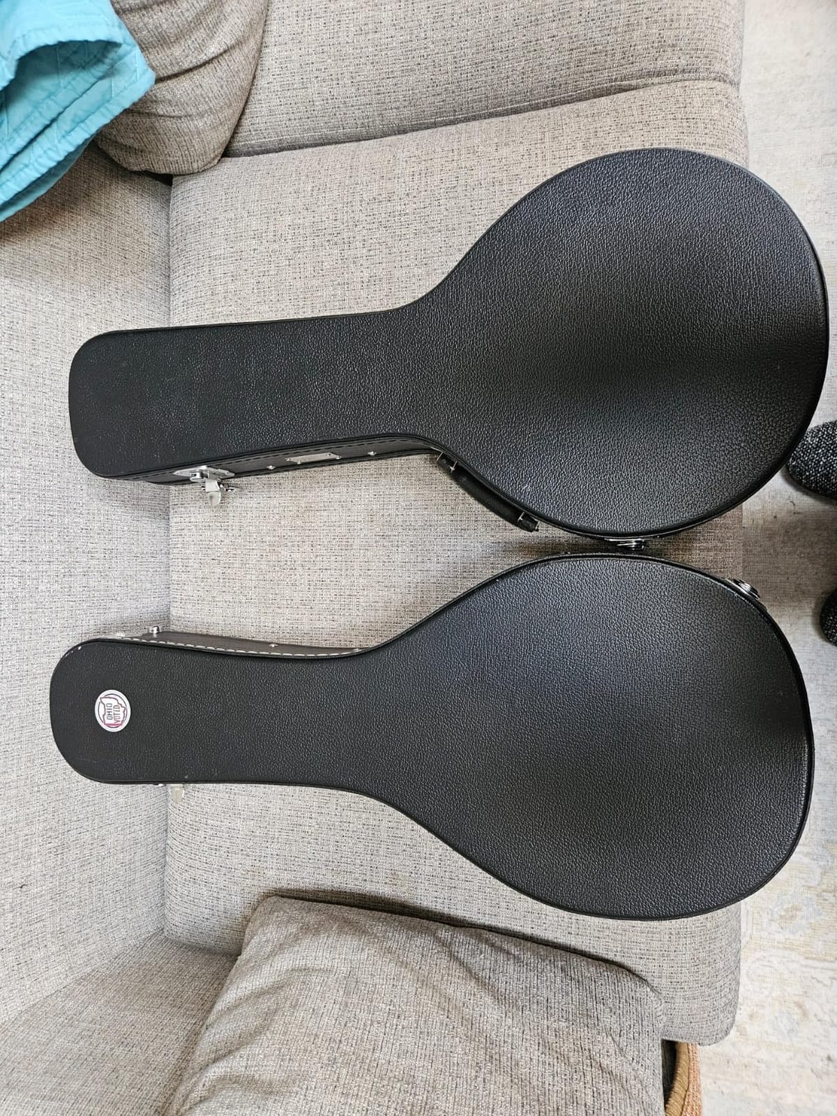 Gearlux A-Style Mandolin Hard Case with Exterior Lock and Key, Interior Accessory Compartment, and Plush Foam Interior Padding - Black customer photo 2