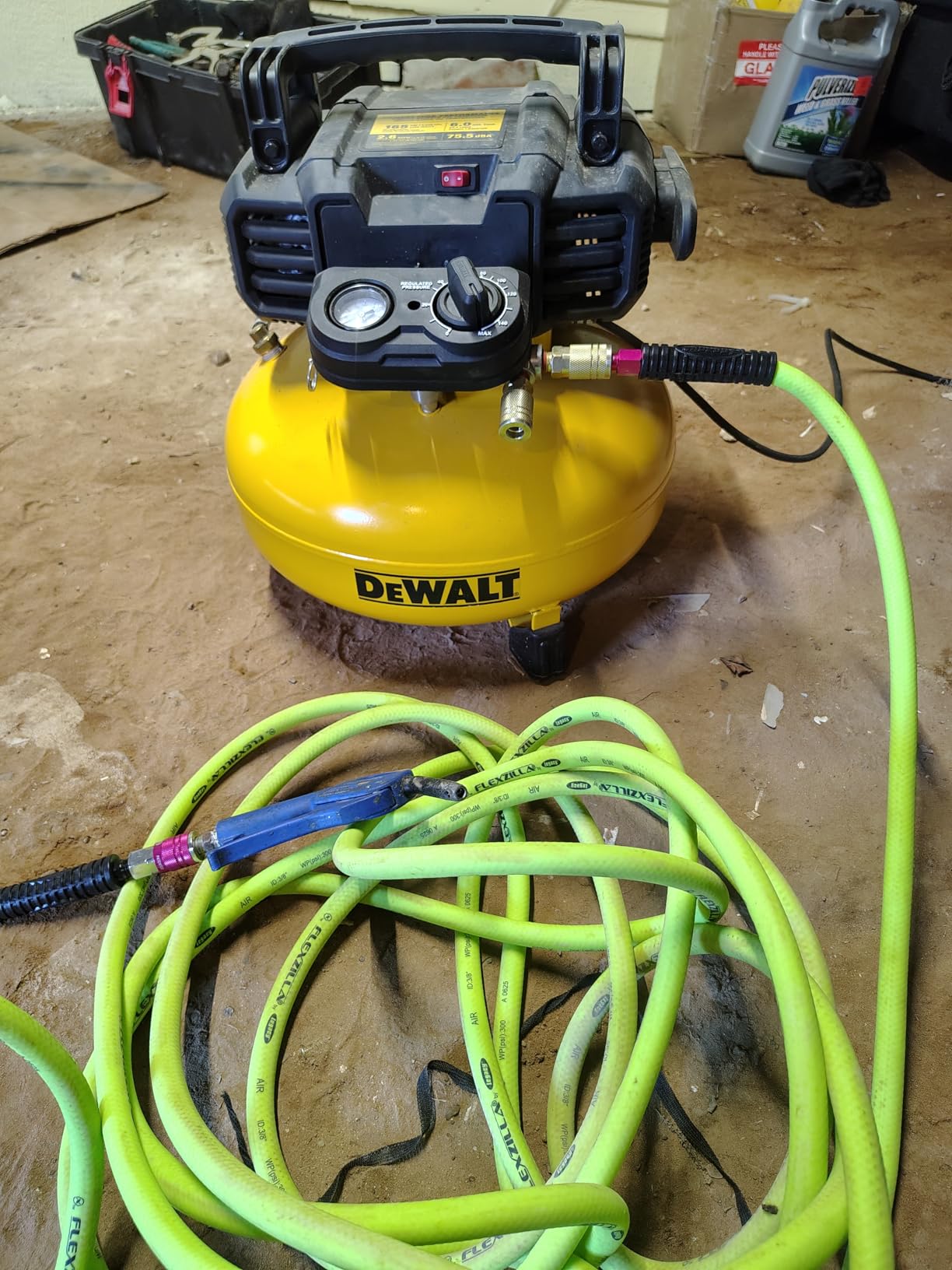 DEWALT Pancake Air Compressor, 6 Gallon, 165 PSI (DWFP55126) | Oil-Free Maintenance-Free Pump, 2.6 SCFM @ 90 PSI customer photo 1