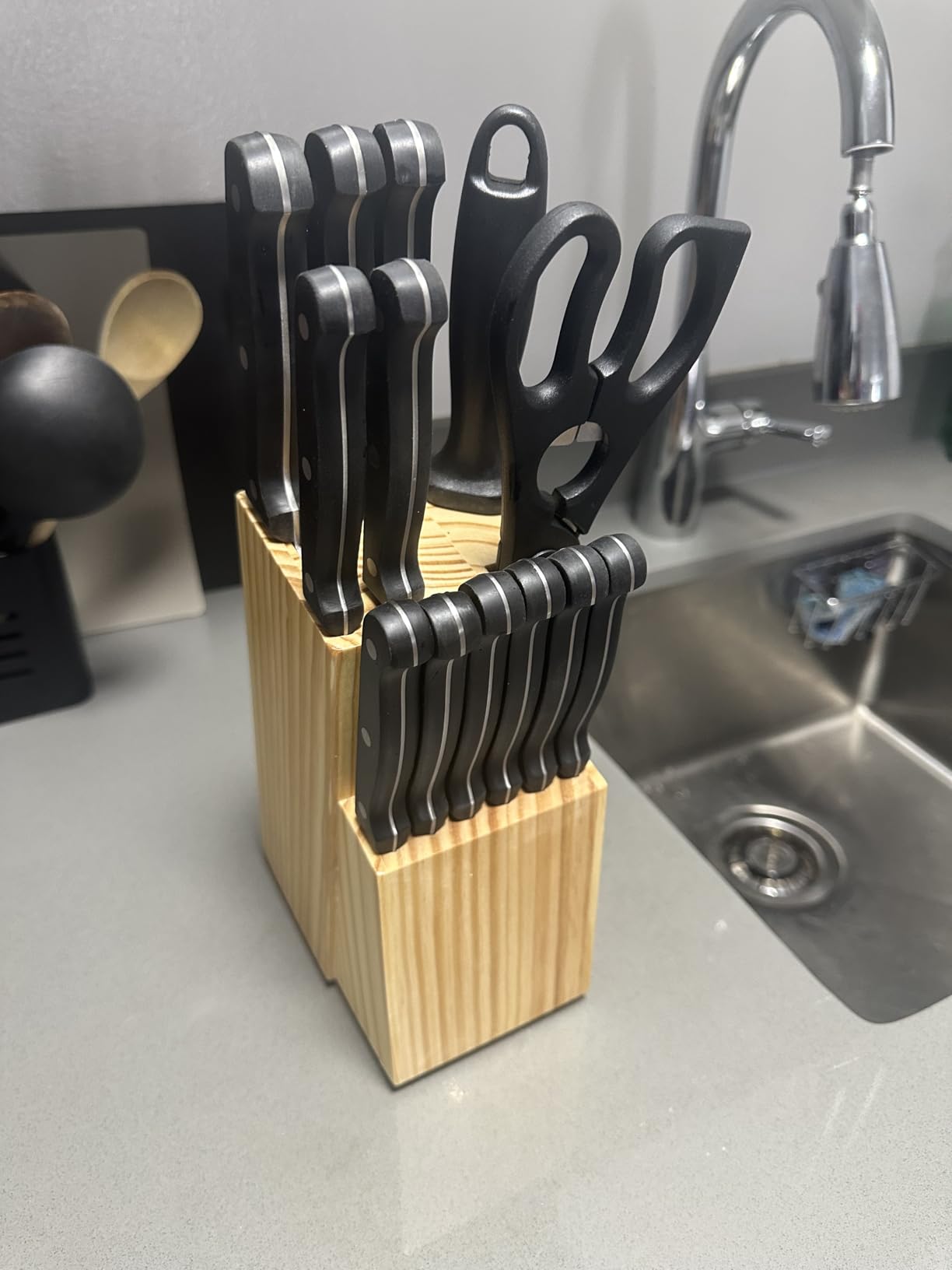 Amazon Basics 14-Piece High Carbon Stainless Steel Kitchen Knife Set with Full Tang Construction, Ergonomic Handles, Sharpener and Pinewood Block, Black customer photo 2