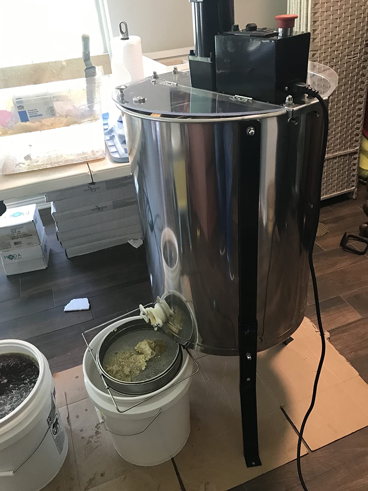 VIVO Electric Honey Extractor 8 Frame Rack, 4 Deep Frames, Food Grade, Stainless Steel, Honey Processing Equipment, Powered Honeycomb Drum Spinner, Transparent Lid customer photo 2