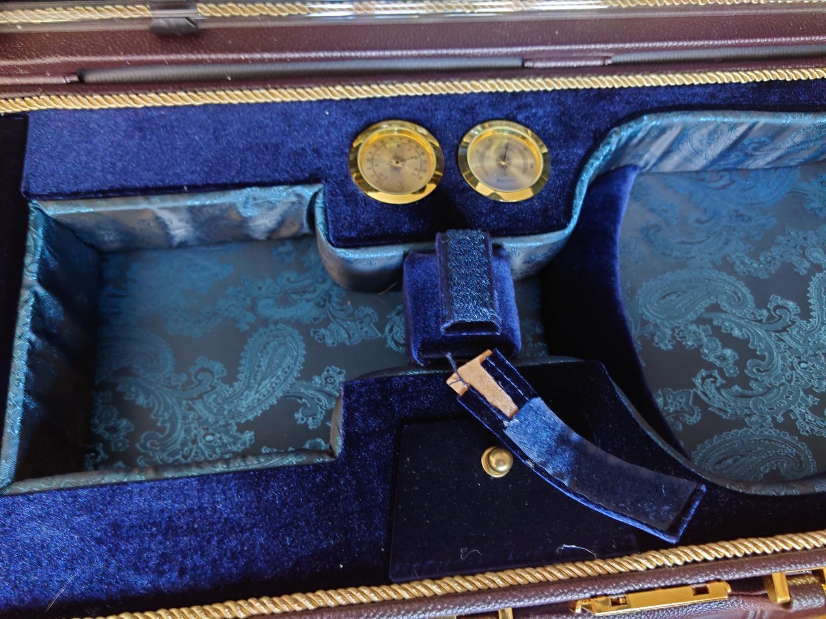 Sky Violin Oblong Case VNCW03 Solid Wood with Hygrometers Black/Magenta customer photo 1