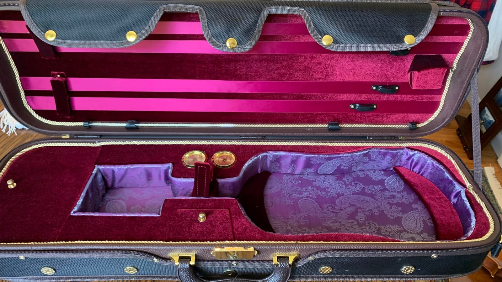 Sky Violin Oblong Case VNCW03 Solid Wood with Hygrometers Black/Magenta customer photo 2