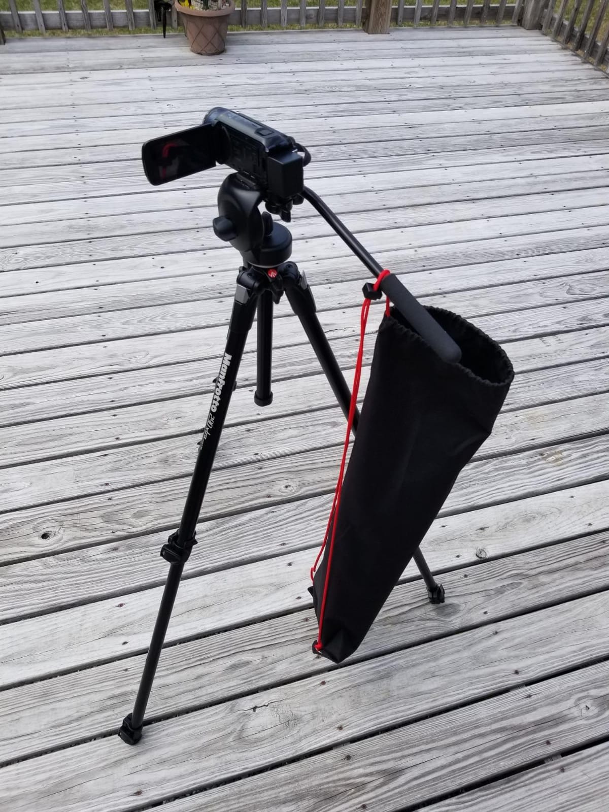 Manfrotto 290 Xtra Aluminum 3-Section Tripod Kit with Fluid Video Head (MK290XTA3-2WUS) Black customer photo 1